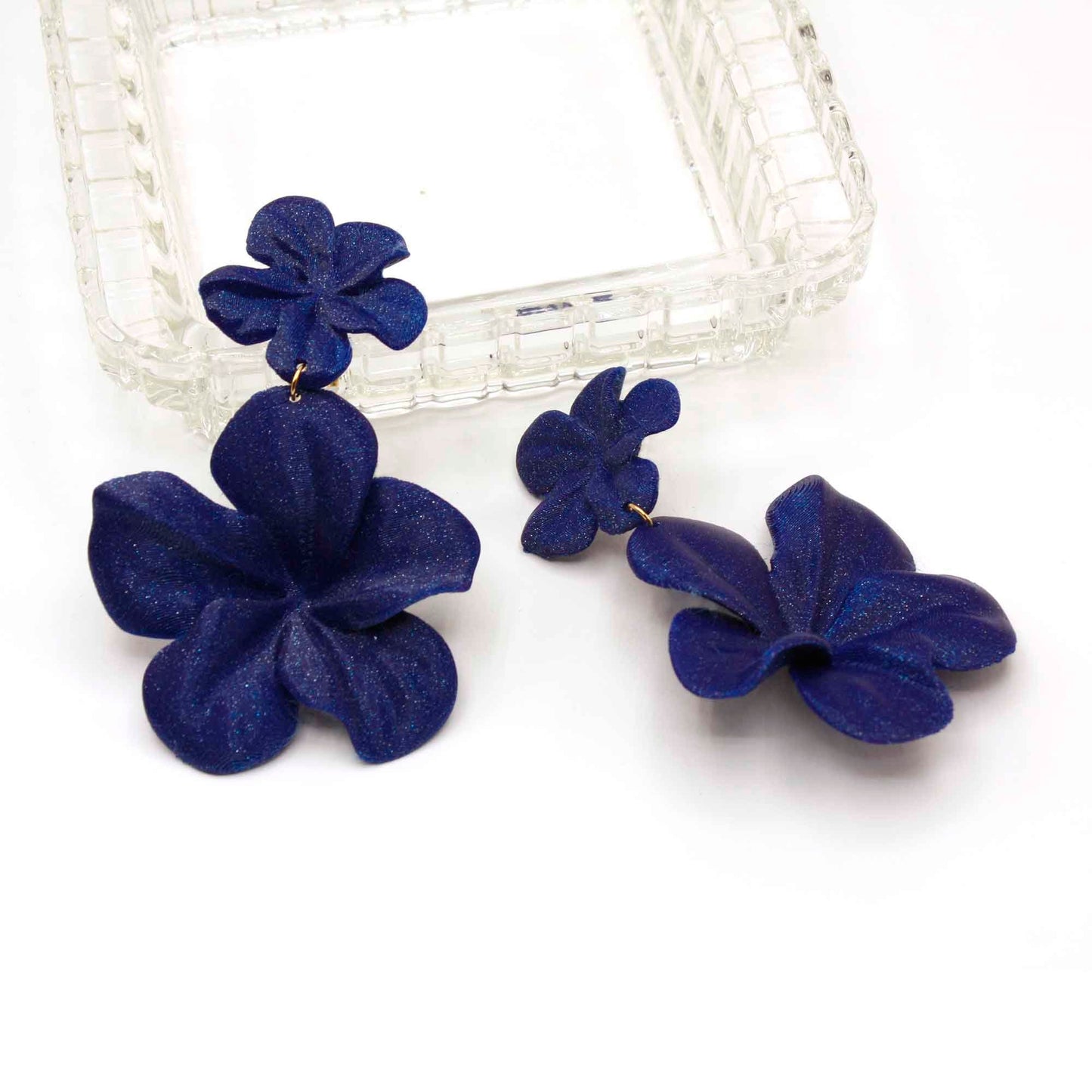 Pendientes Gran Hibis en color Azul Ultramar.