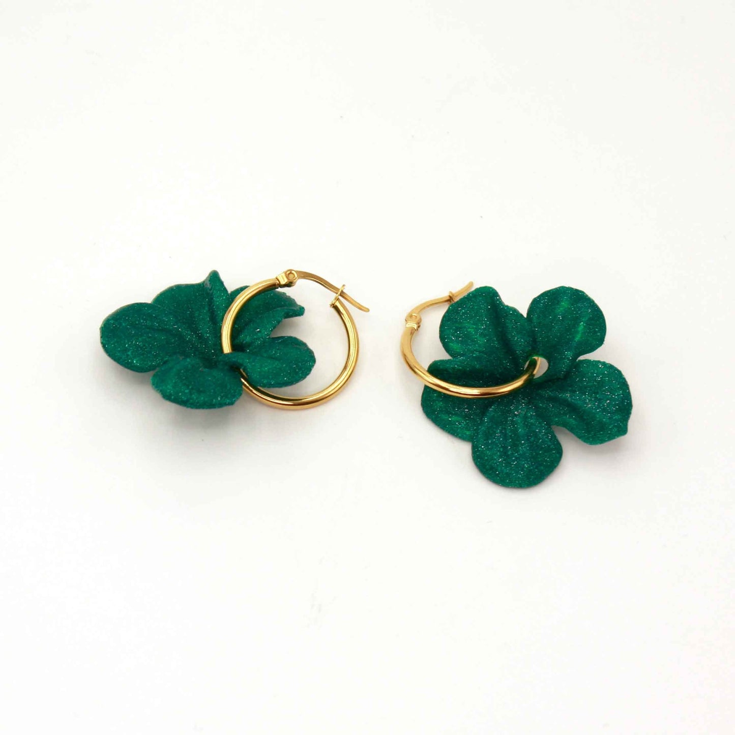 Pendientes Carmen color Emerald, de aro, muy cómodos.