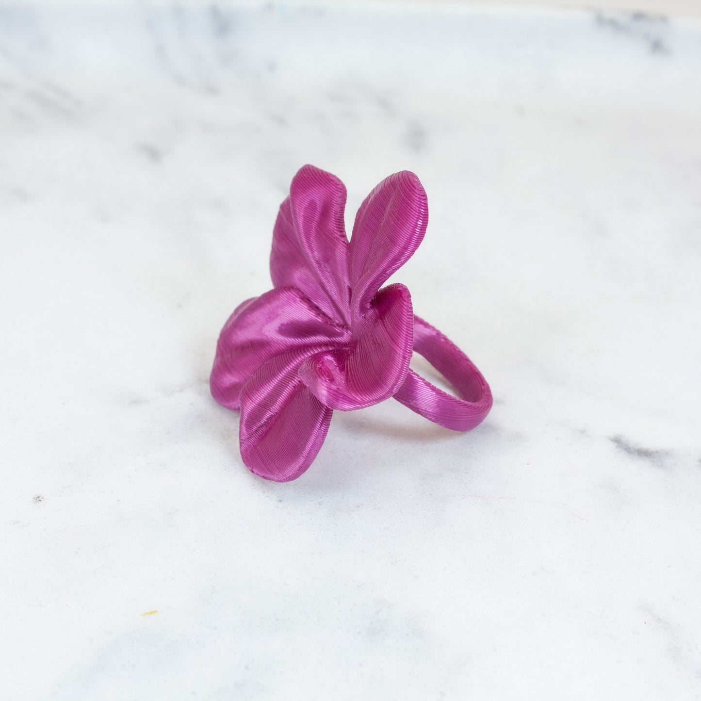Anillo Hibis en color Ciclamen.