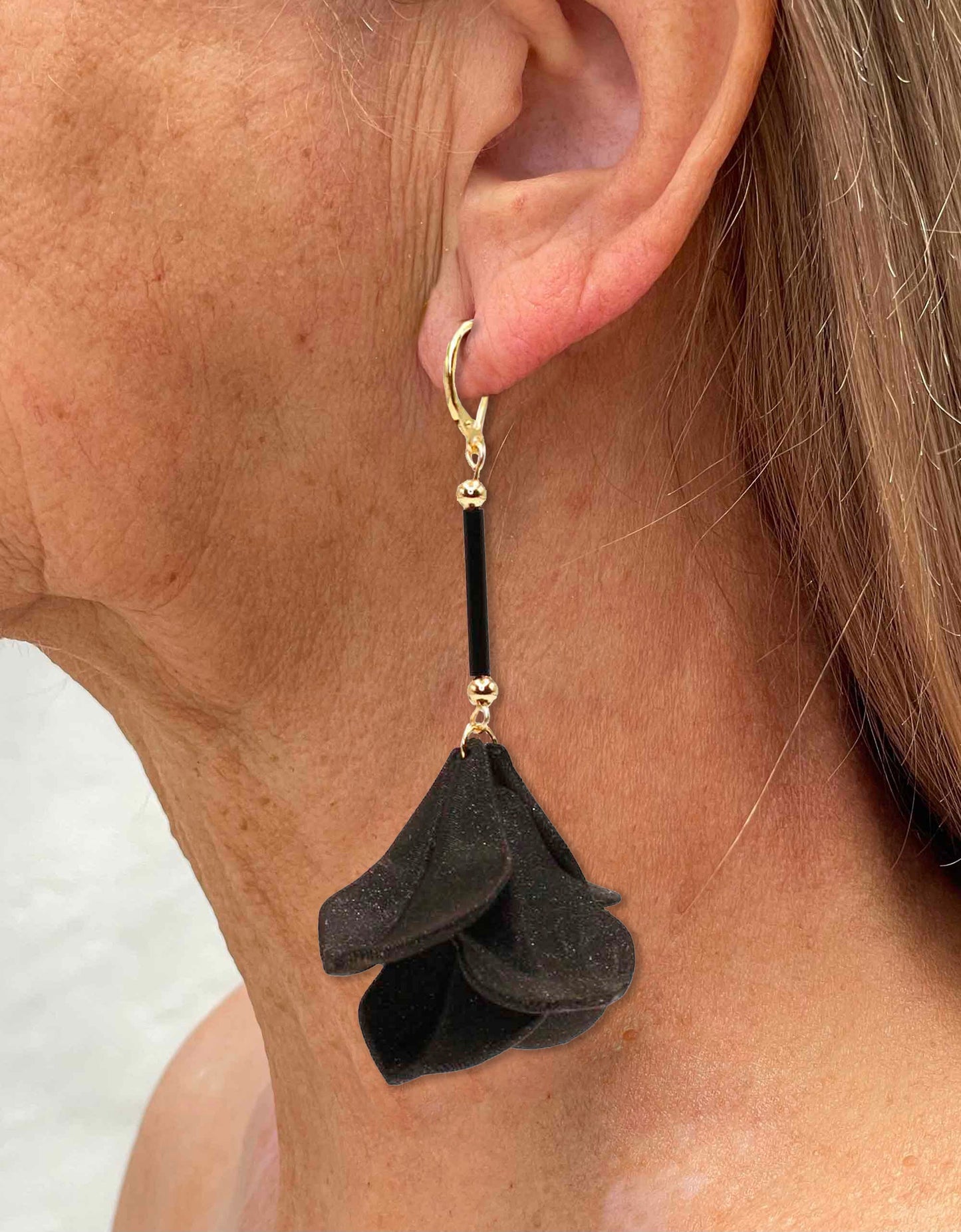 Pendientes Malvace Black. Pendientes largos impresos en 3D con forma de flor, muy elegantes.