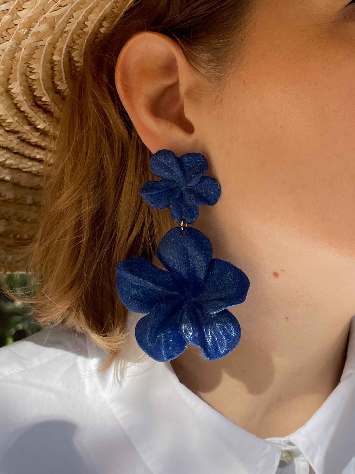 Pendientes Gran Hibis en color Azul Ultramar.