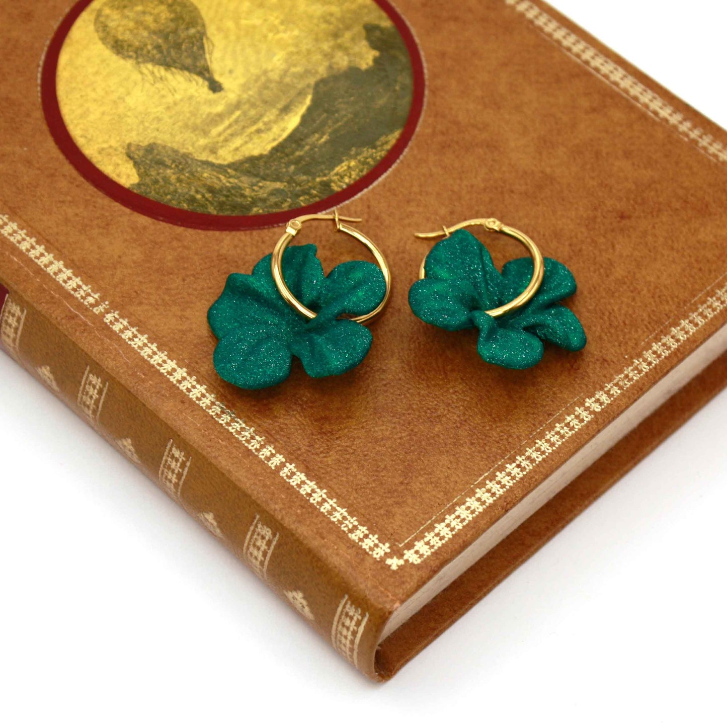 Pendientes Carmen color Emerald, de aro, muy cómodos.