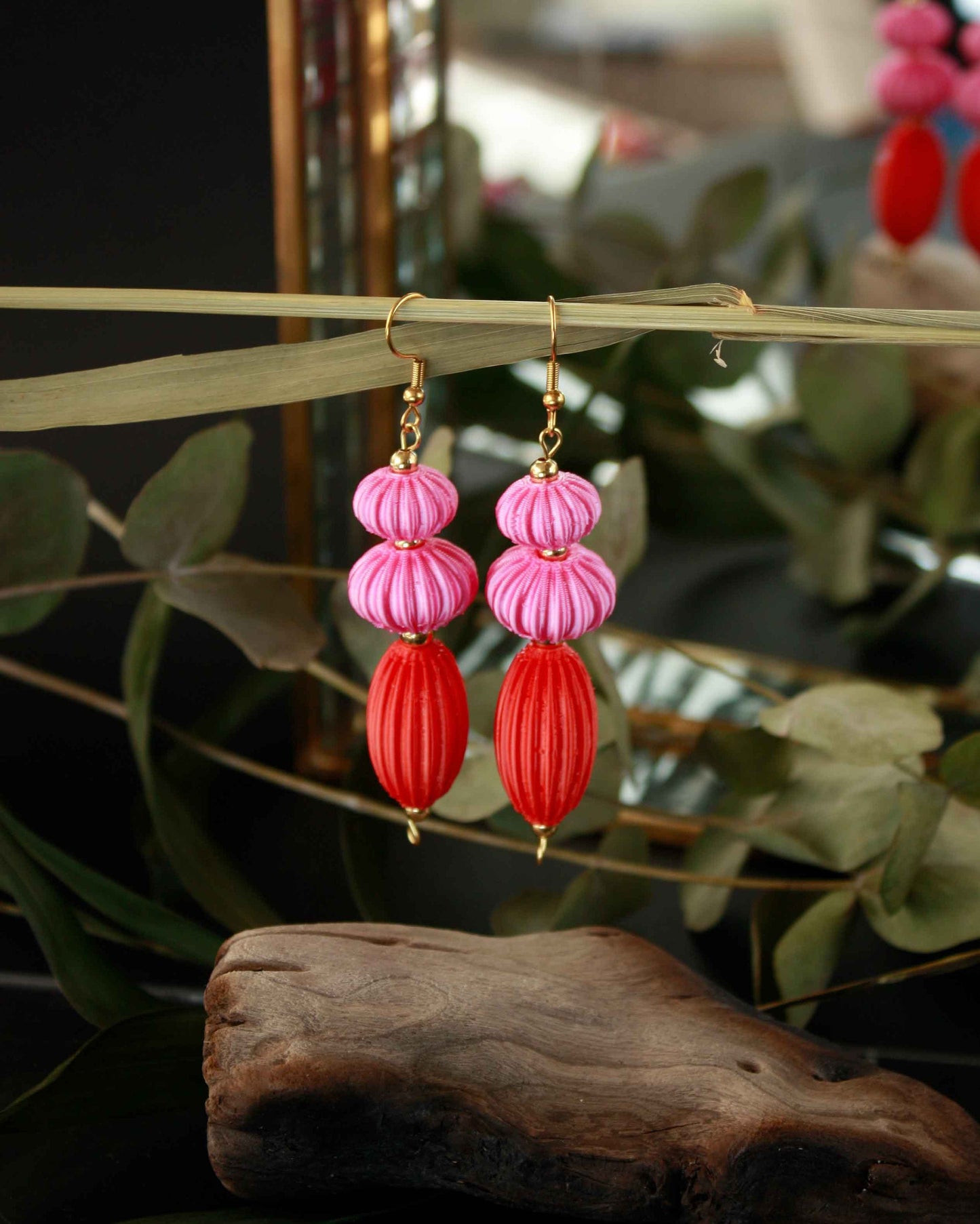 Anemone earrings from the Lukt collection, in vibrant pink and coral red, 3D printed, very light and sophisticated.