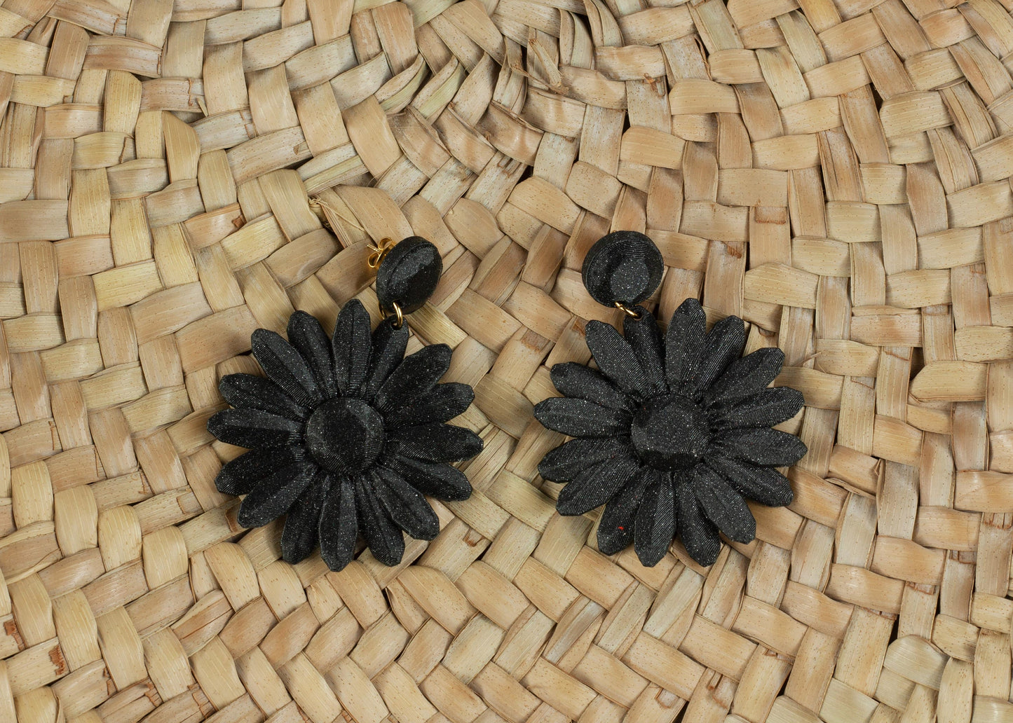 Sevilha earrings, golden like the summer sun.
