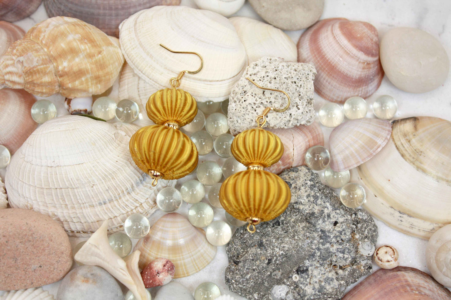 Boletia earrings from the Lukt collection, in gold, 3D printed, very light and sophisticated.