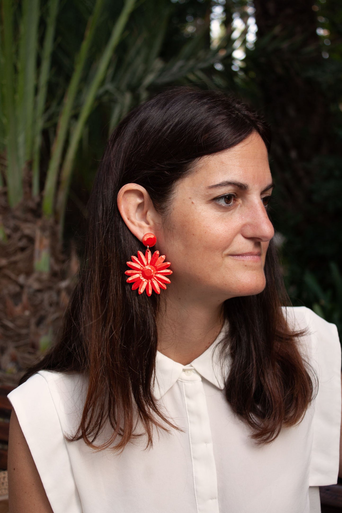 Sevilha earrings, from the Marguerite collection, in Coral Red for your summer days.