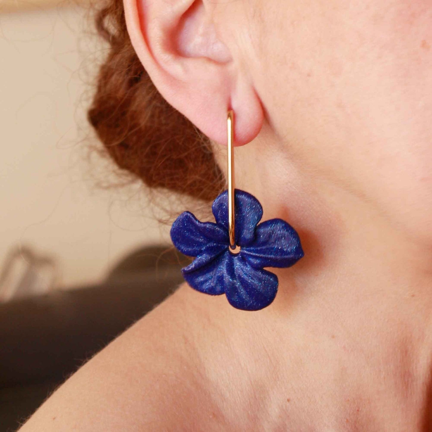 Pendientes Trionum Azul Ultramar con forma de flor de hibisco, impresos en 3D, muy favorecedores.