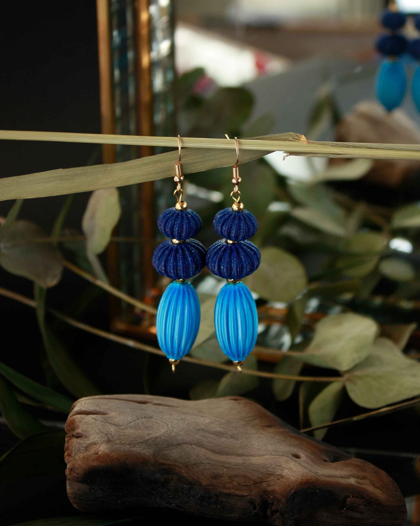 Anemone earrings from the Lukt collection, in Ultramarine Blue and Cyan, 3D printed, very light and elegant.