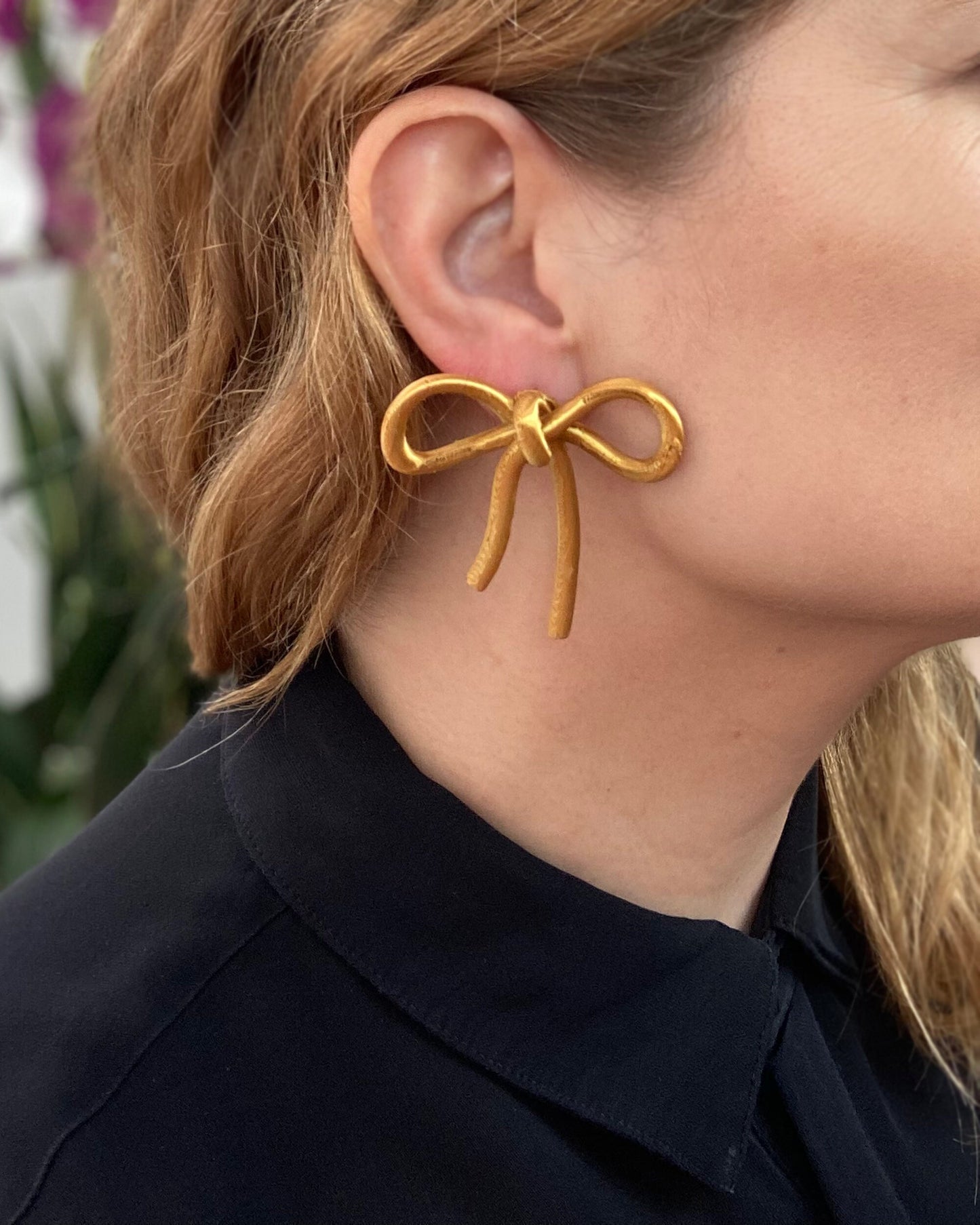 Bow-shaped earrings from the Coquette Collection, in gold silk finish.