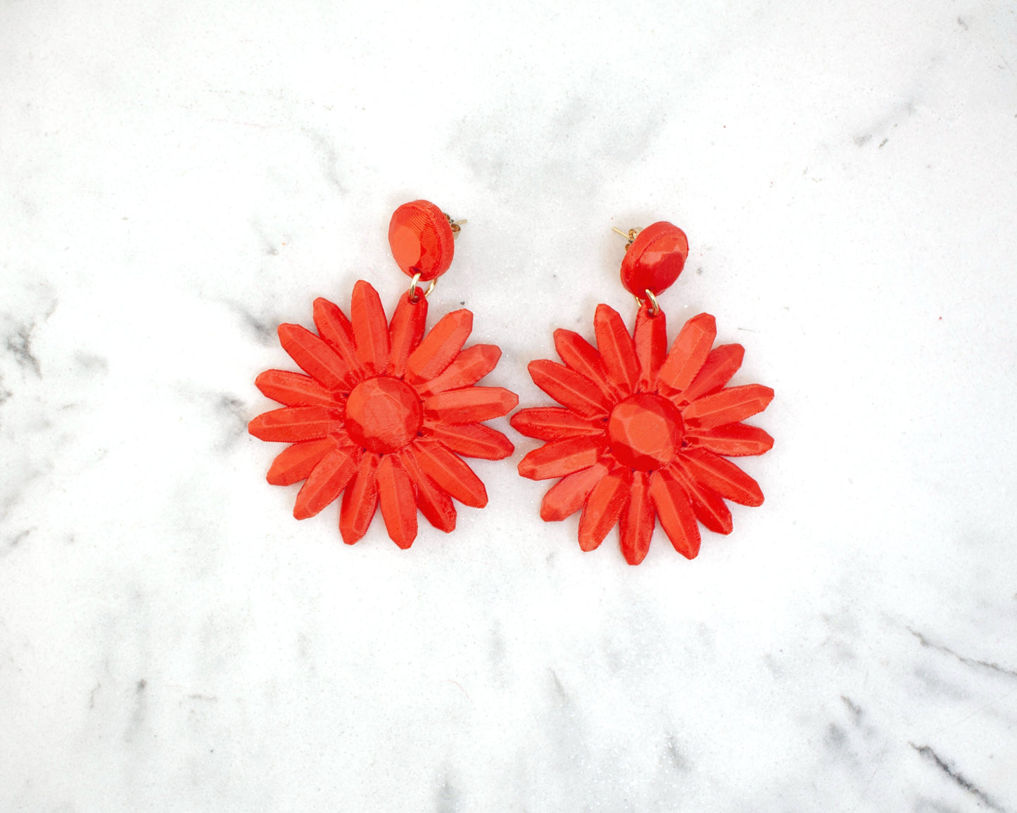 Sevilha earrings, from the Marguerite collection, in Coral Red for your summer days.
