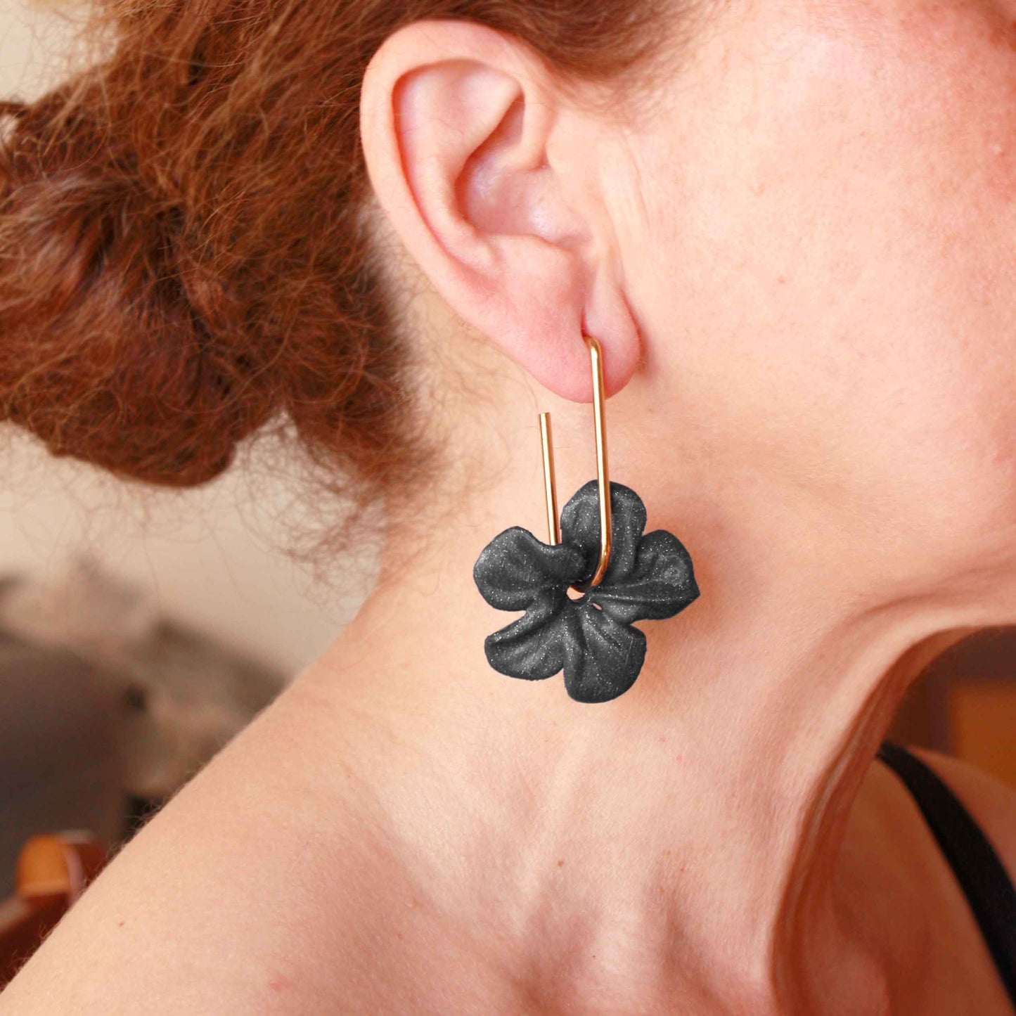 Trionum Black earrings in the shape of a hibiscus flower, printed in 3D, very flattering.