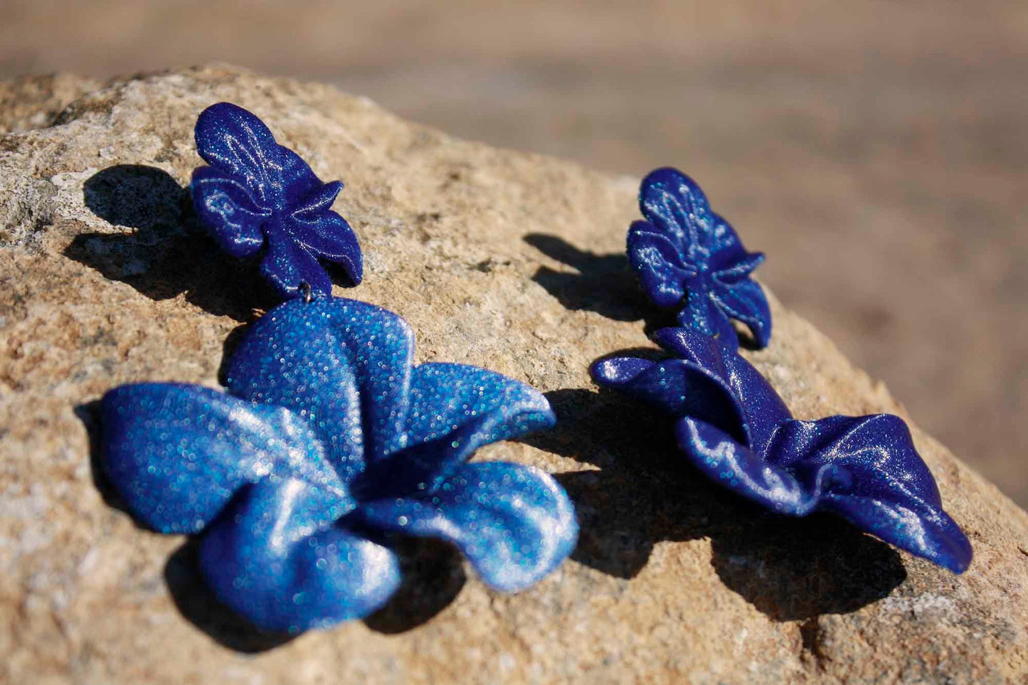 Pendientes Gran Hibis en color Azul Ultramar.