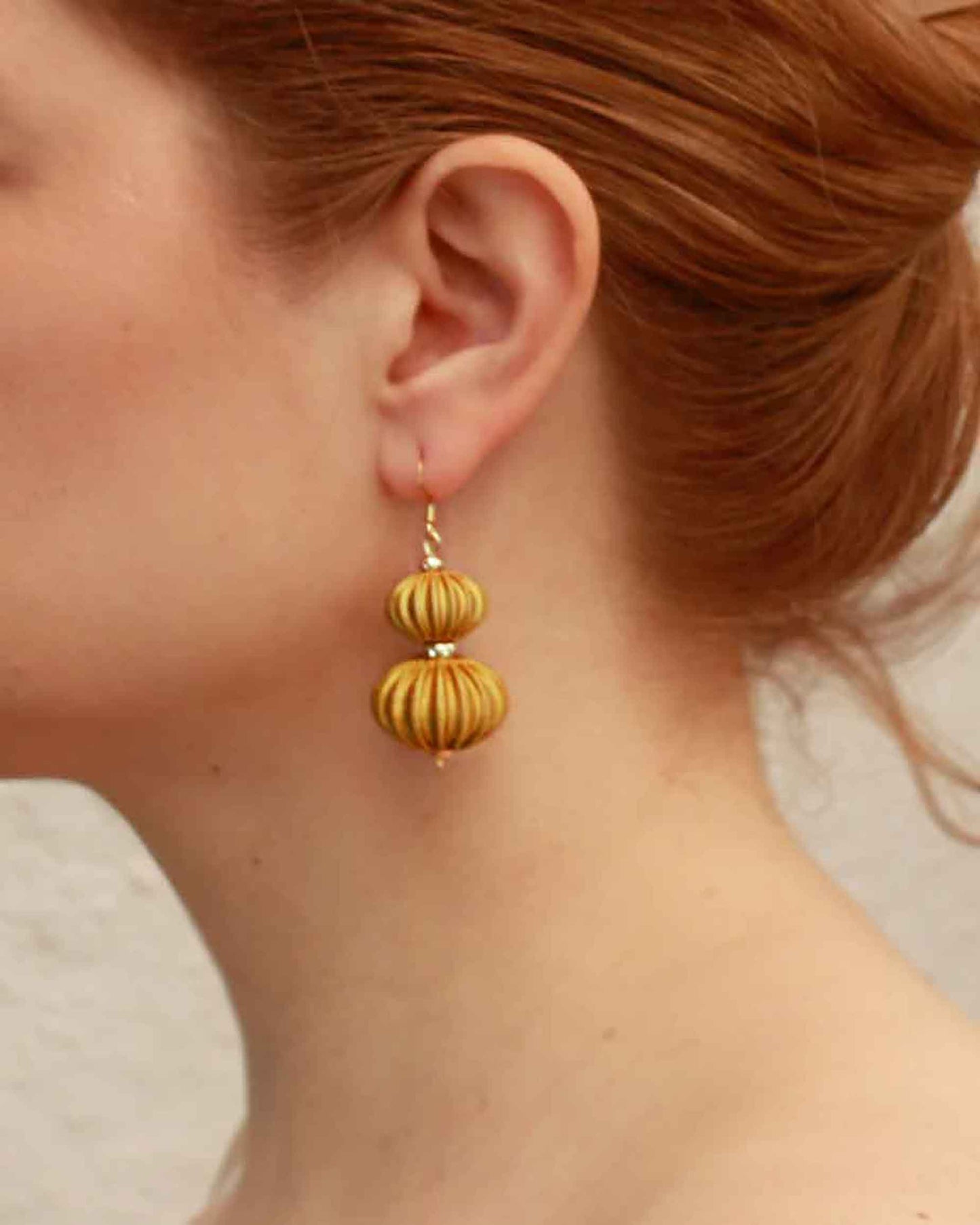 Boletia earrings from the Lukt collection, in gold, 3D printed, very light and sophisticated.