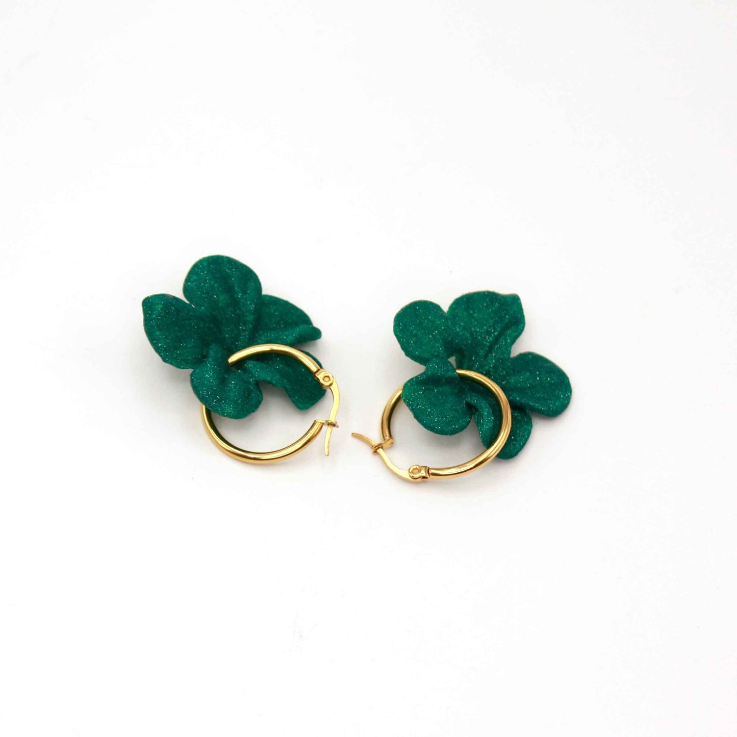 Pendientes Carmen color Emerald, de aro, muy cómodos.
