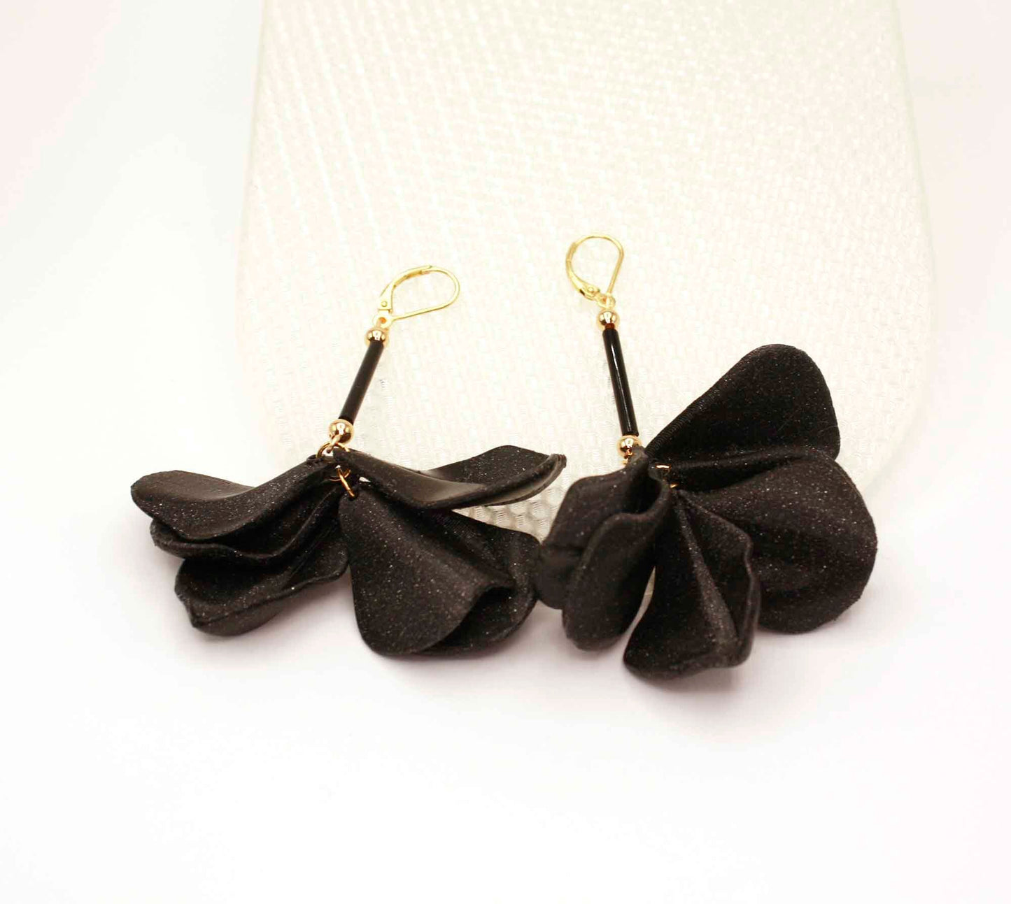 Pendientes Malvace Black. Pendientes largos impresos en 3D con forma de flor, muy elegantes.