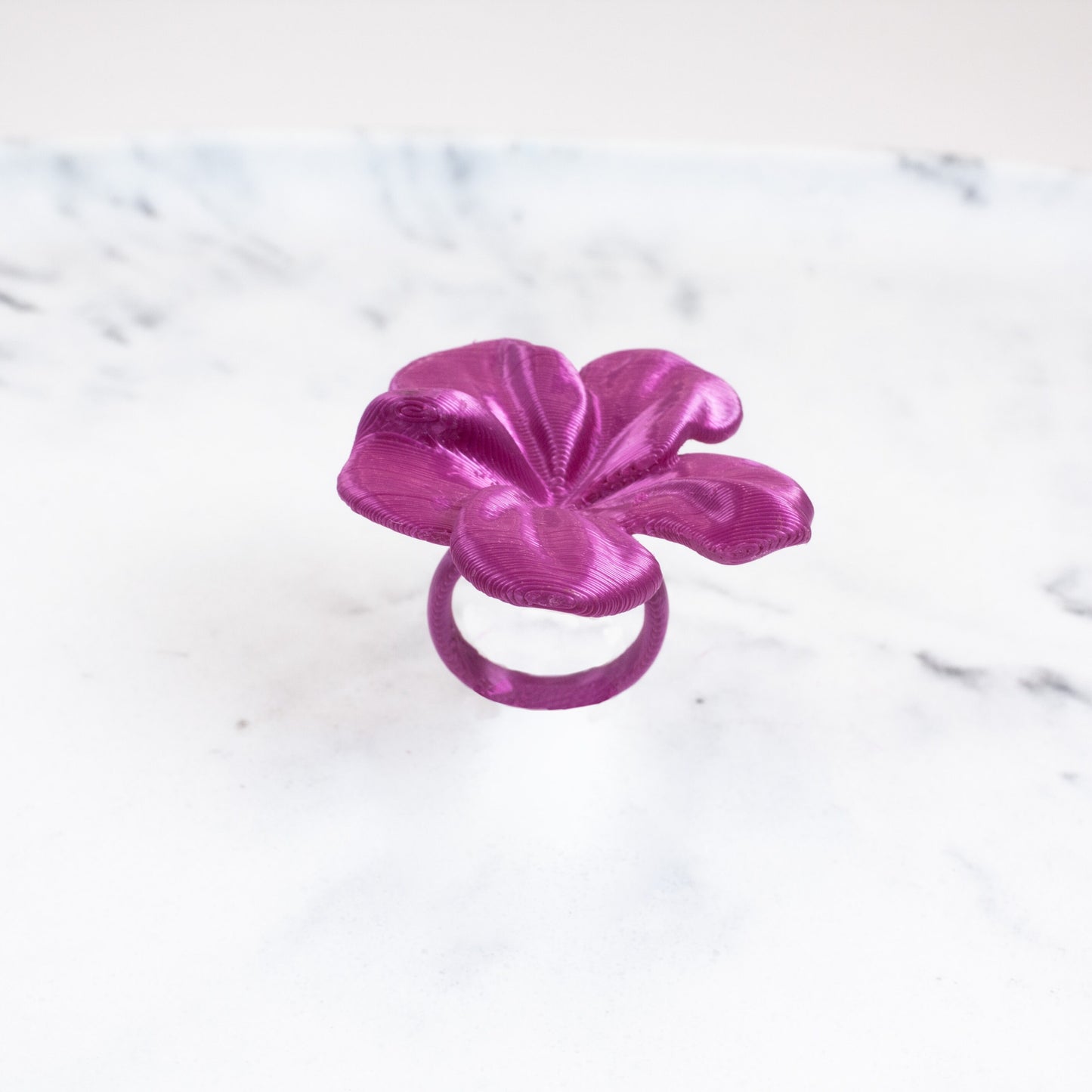 Anillo Hibis en color Ciclamen.