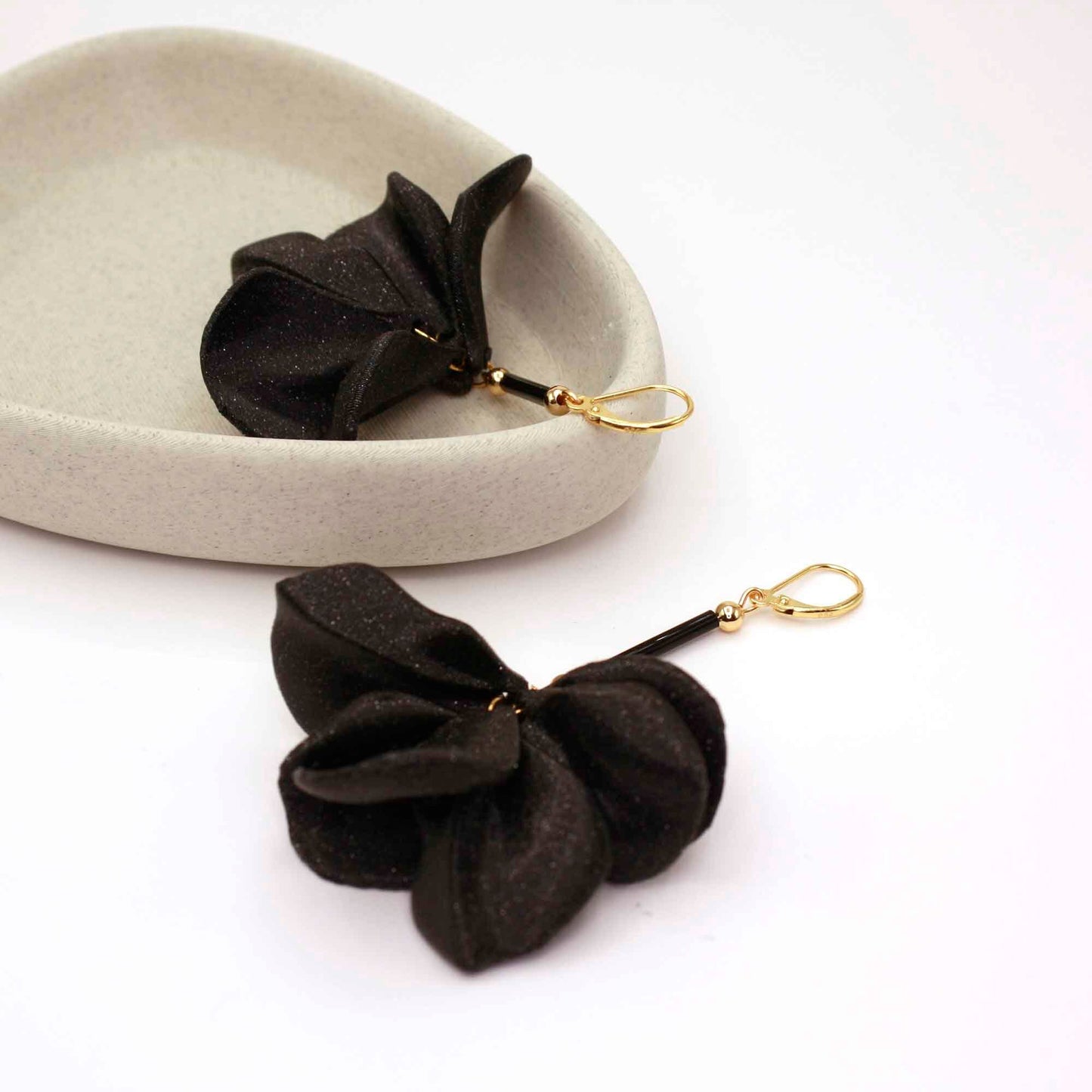 Pendientes Malvace Black. Pendientes largos impresos en 3D con forma de flor, muy elegantes.