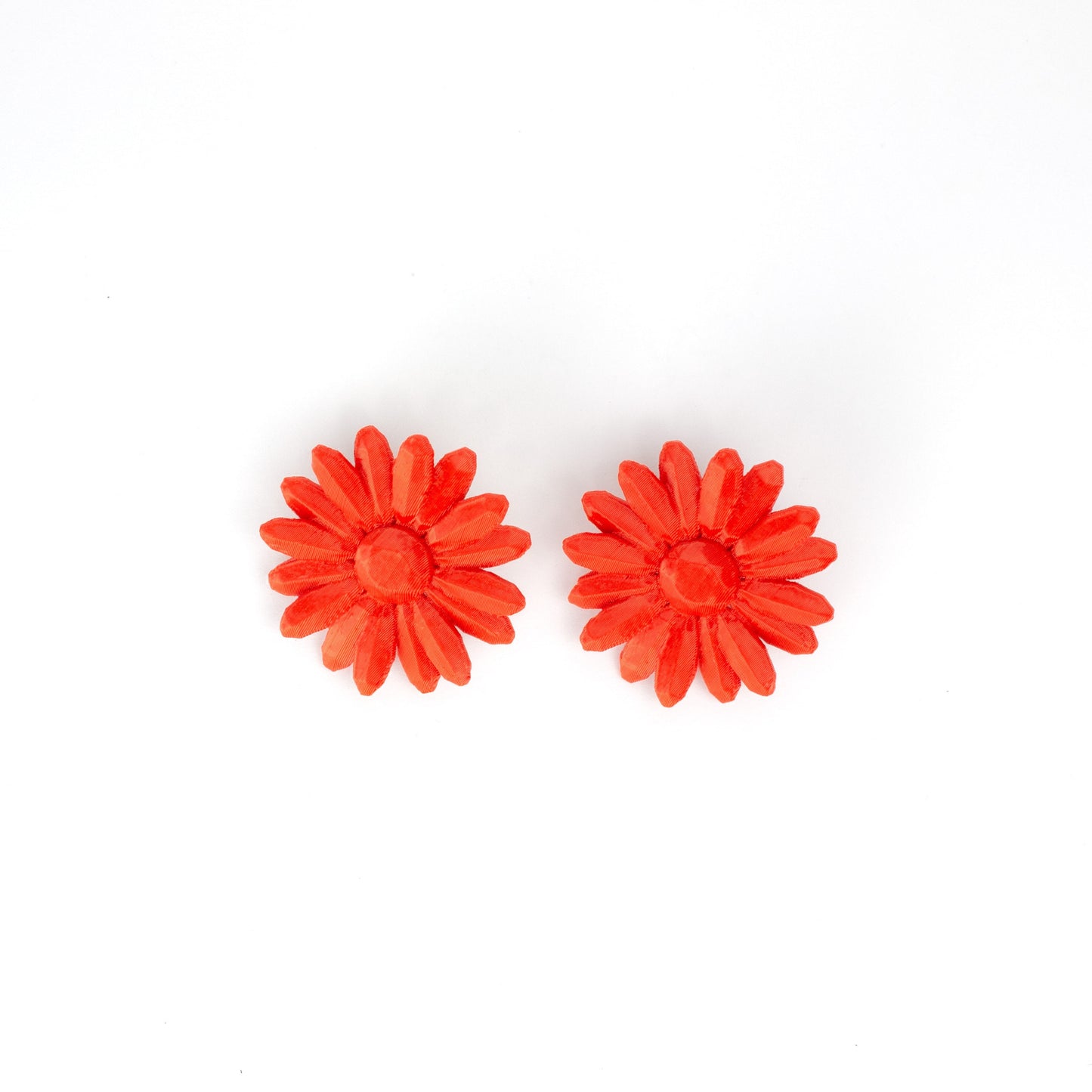 Pendientes de botón Marga. En color Rojo coral, los más pequeños de la colección.