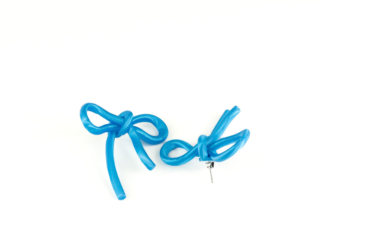Bow-shaped earrings from the Coquette Collection, in cyan blue with a silk finish.