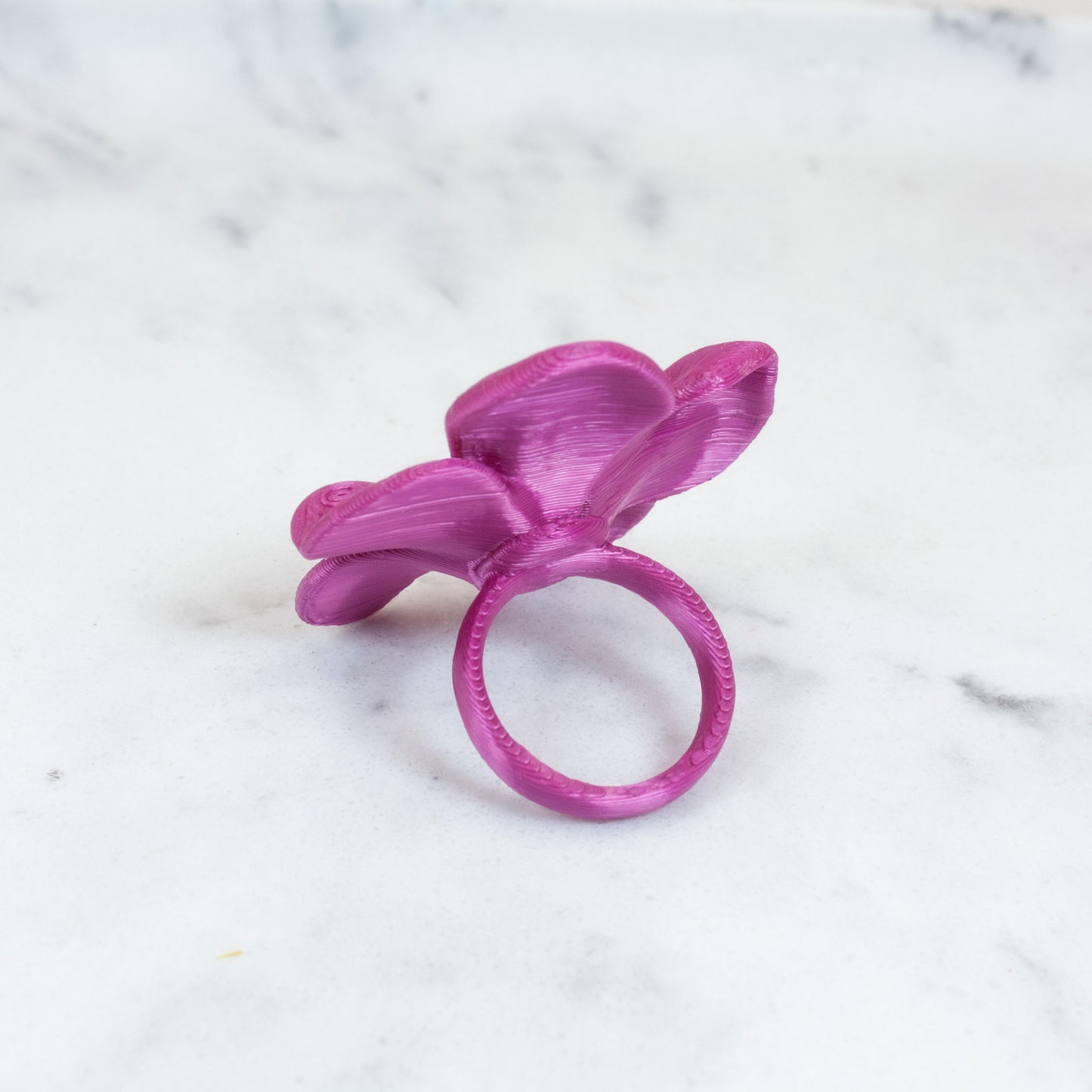 Anillo Hibis en color Ciclamen.