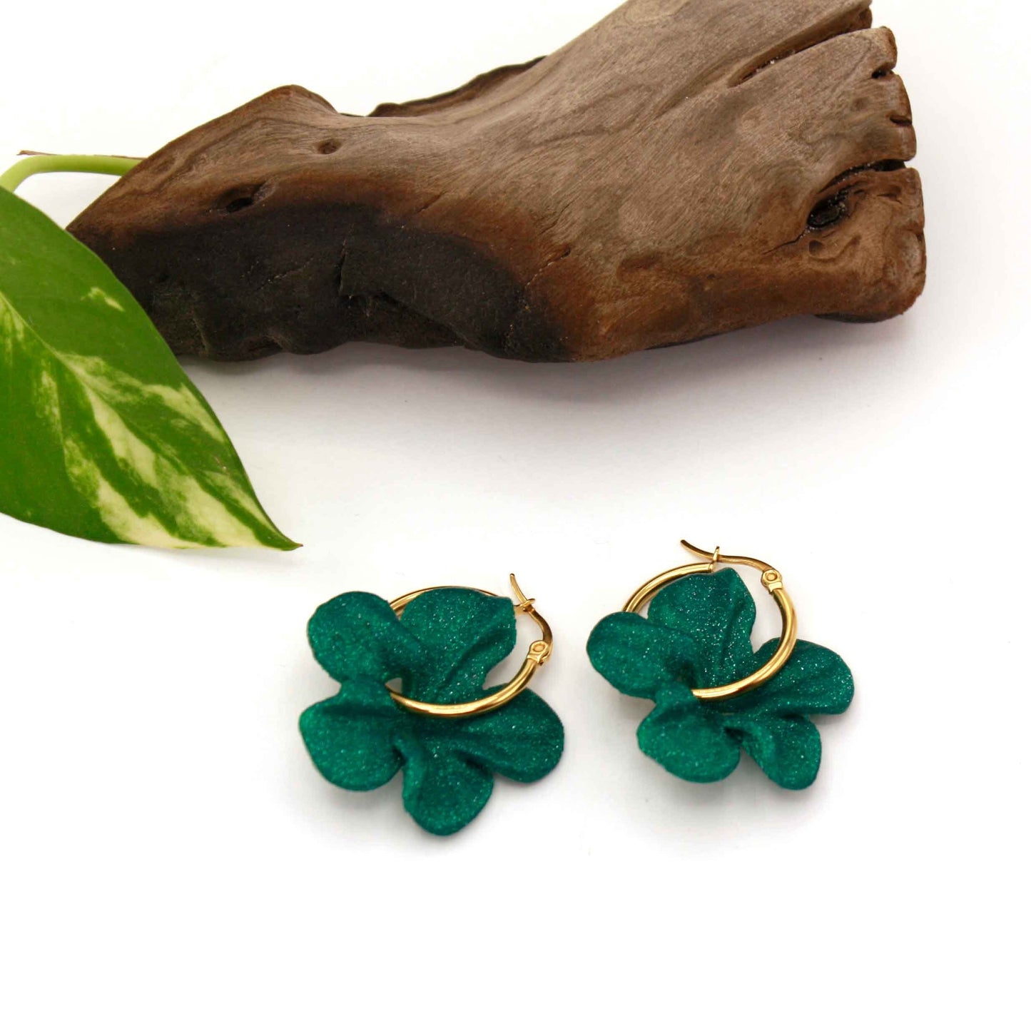 Pendientes Carmen color Emerald, de aro, muy cómodos.