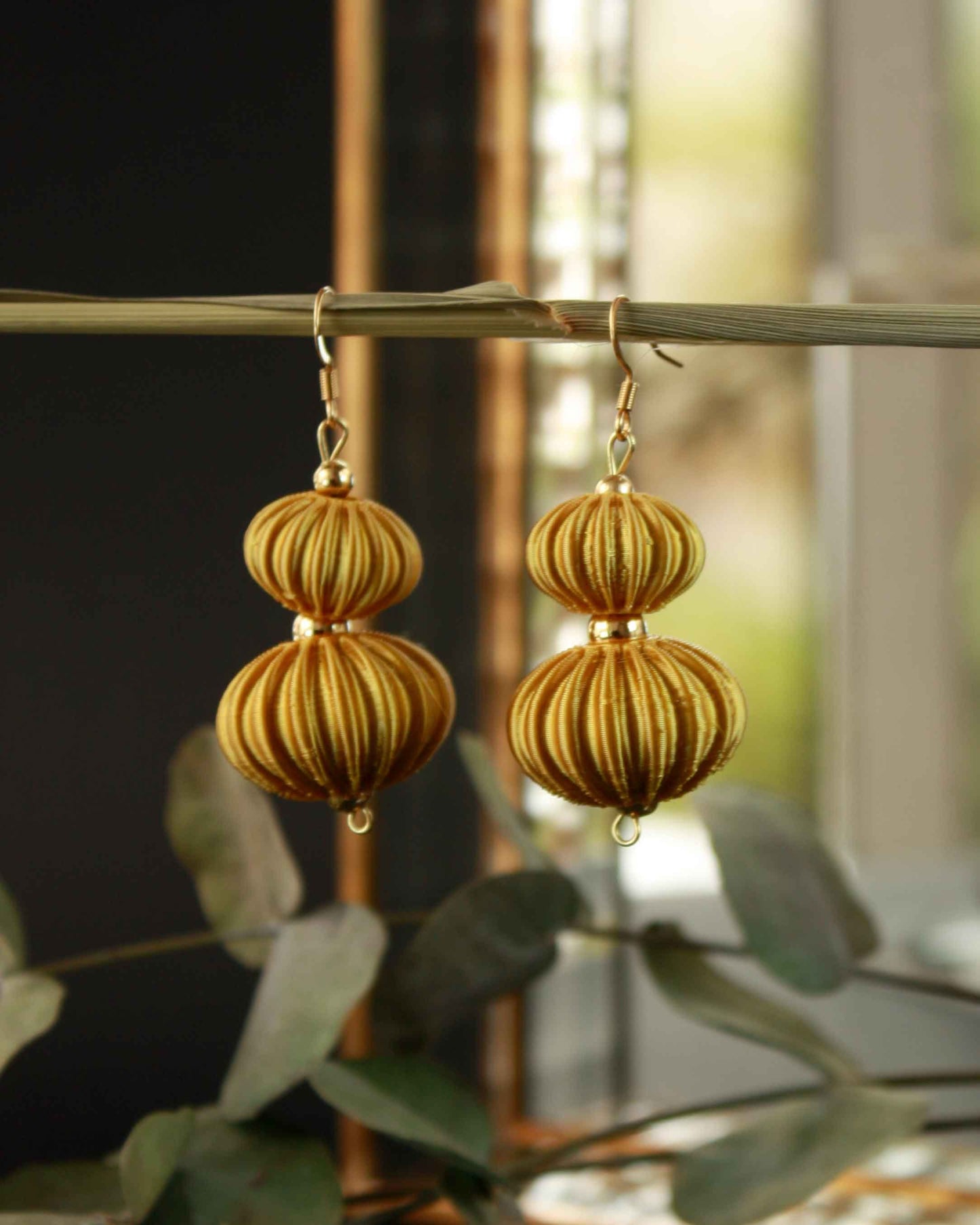 Boletia earrings from the Lukt collection, in gold, 3D printed, very light and sophisticated.