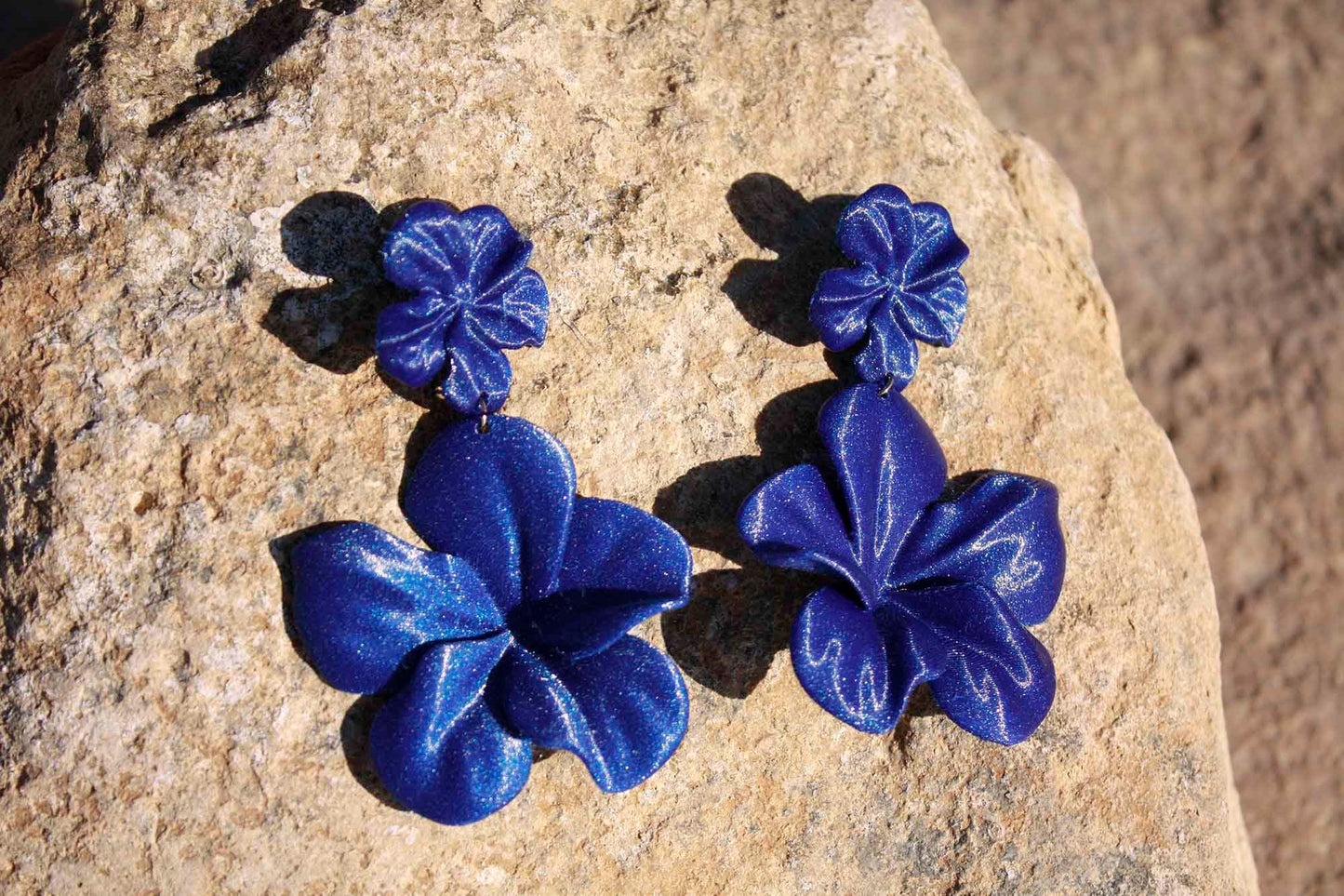 Pendientes Gran Hibis en color Azul Ultramar.