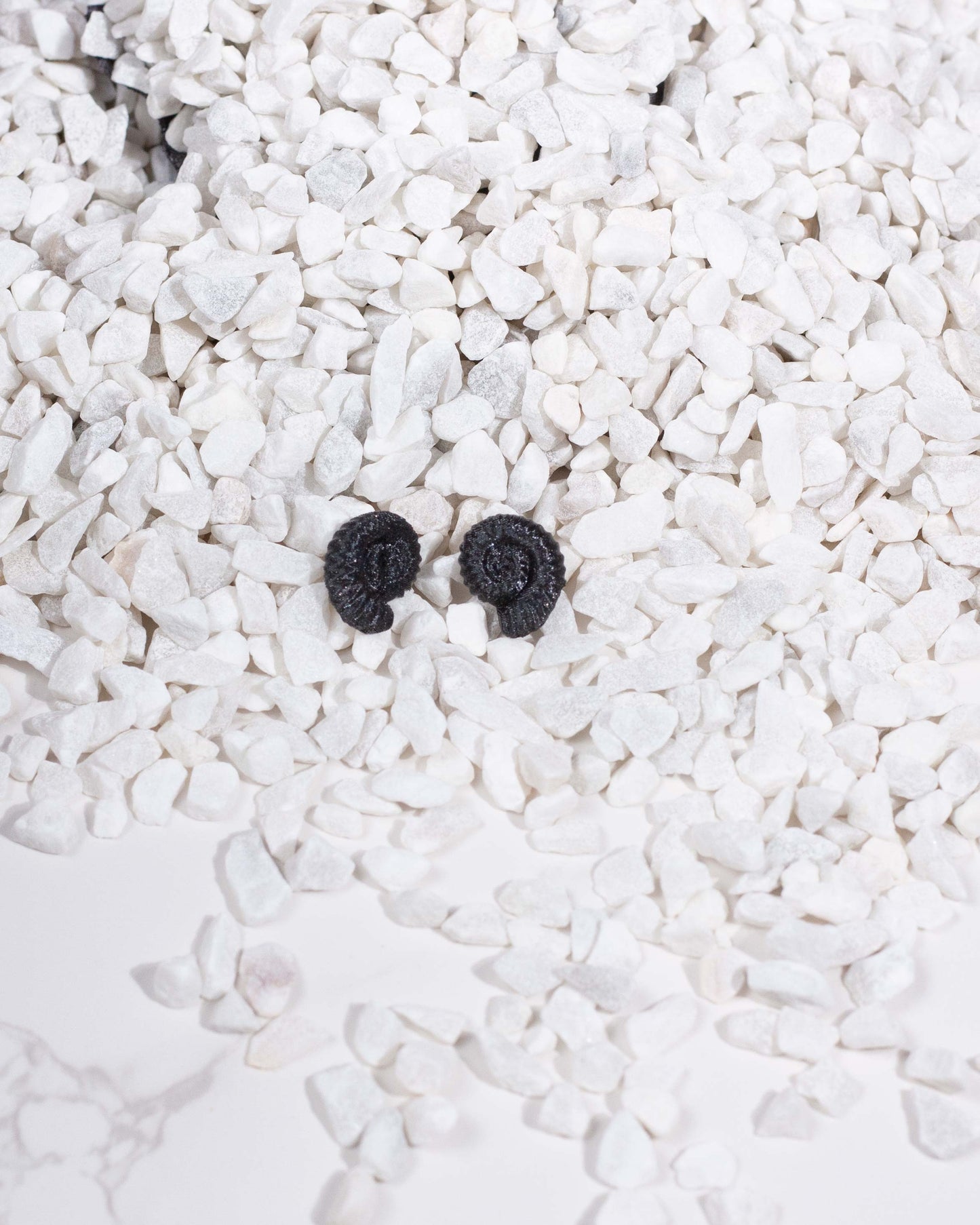 Pendientes Brisa negro – Elegancia minimal en tamaño mini