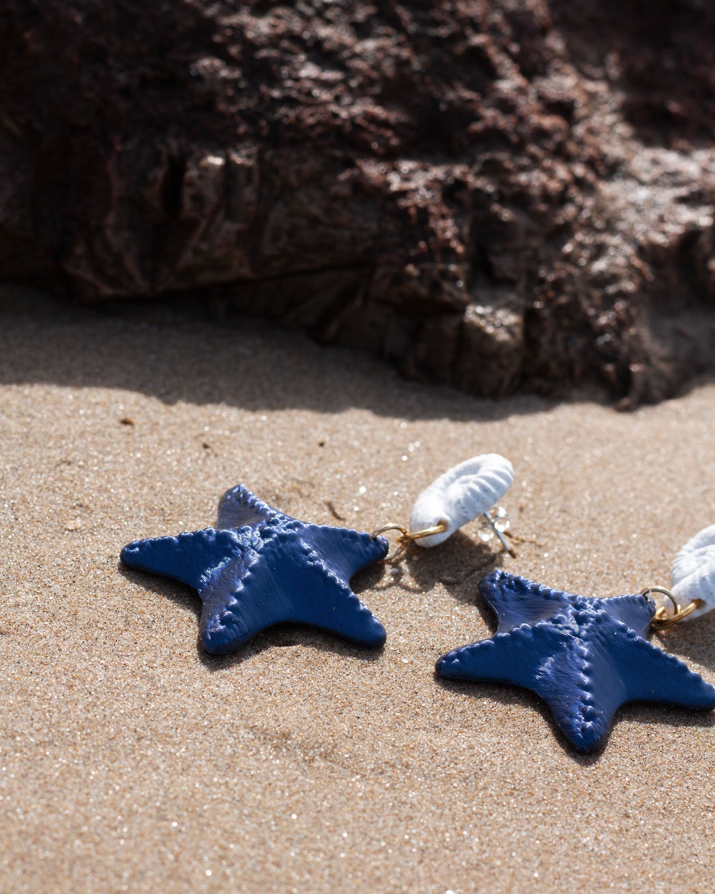 Pendientes Neptune blanco y azul noche – Inspiración oceánica para tus orejas