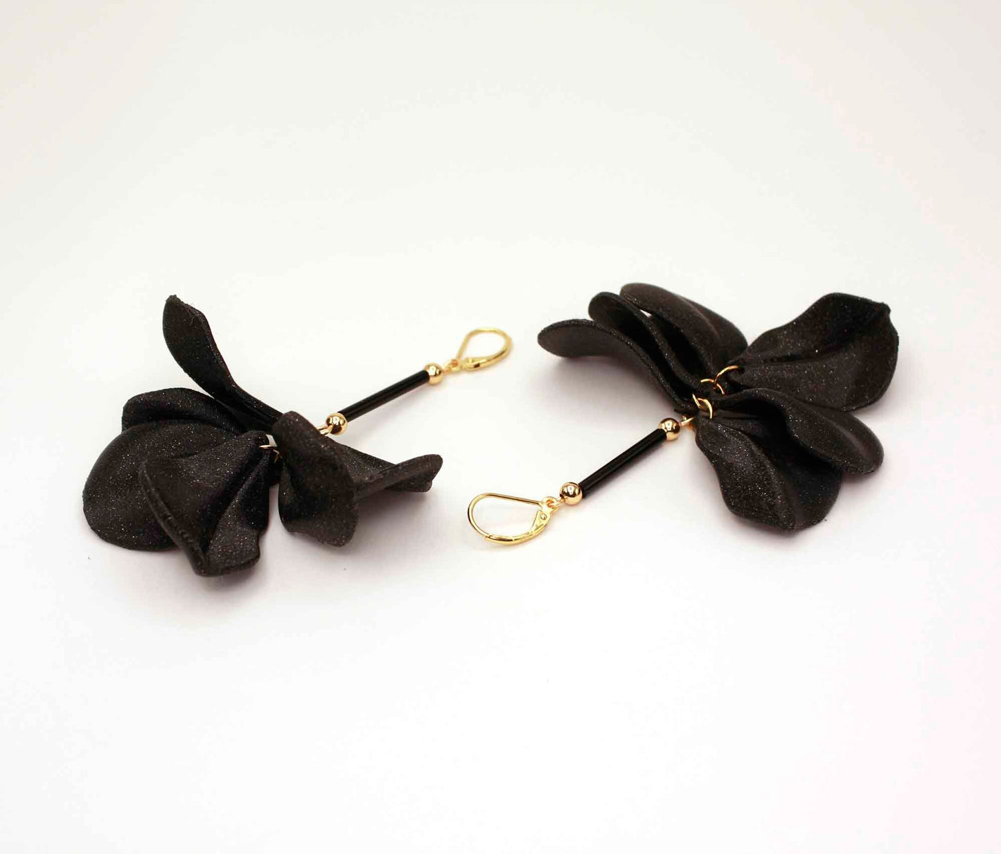 Pendientes Malvace Black. Pendientes largos impresos en 3D con forma de flor, muy elegantes.