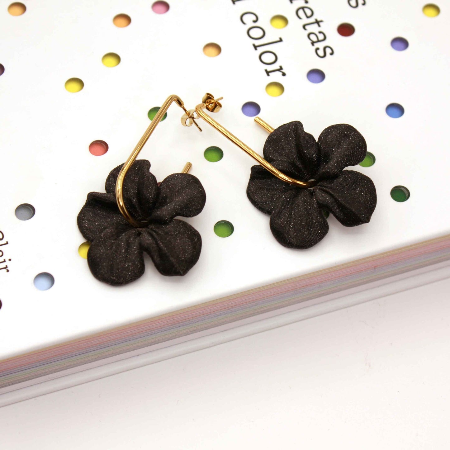 Trionum Black earrings in the shape of a hibiscus flower, printed in 3D, very flattering.