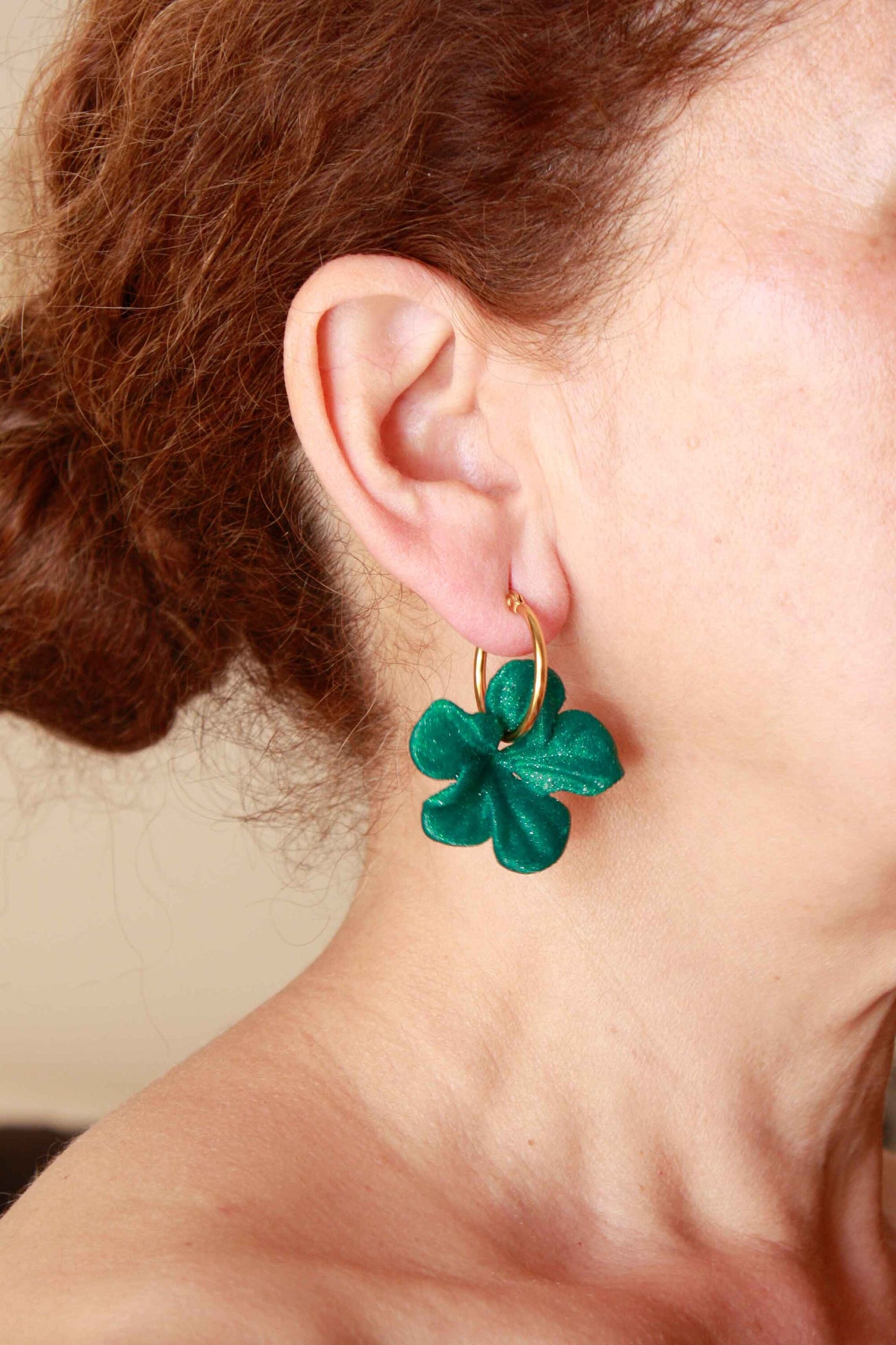 Pendientes Carmen color Emerald, de aro, muy cómodos.