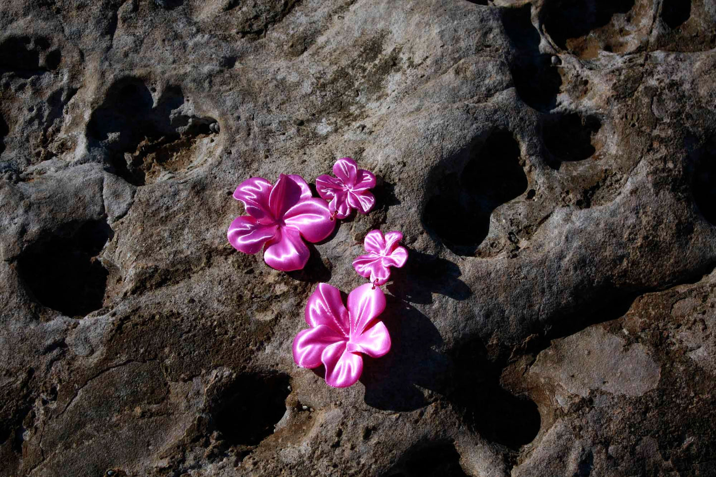 Pendientes Gran Hibis Rosas. Pendientes largos impresos en 3D con forma de Flor, cómodos y ligeros.
