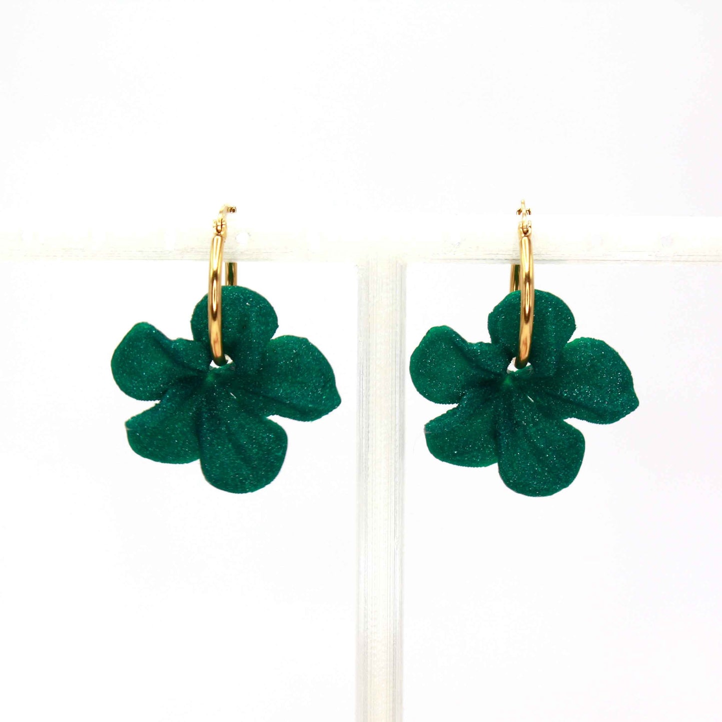Pendientes Carmen color Emerald, de aro, muy cómodos.
