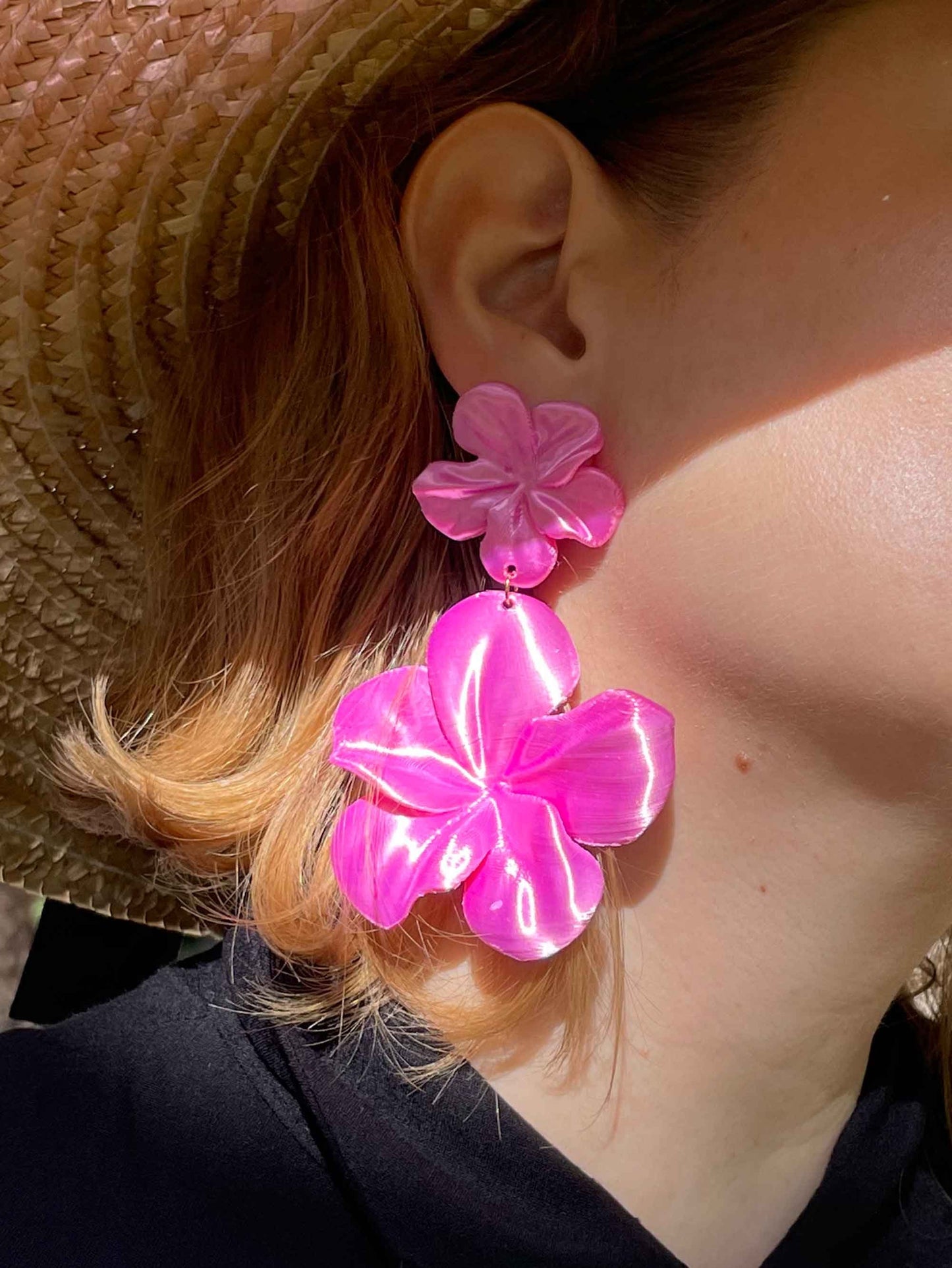 Pendientes Gran Hibis Rosas. Pendientes largos impresos en 3D con forma de Flor, cómodos y ligeros.