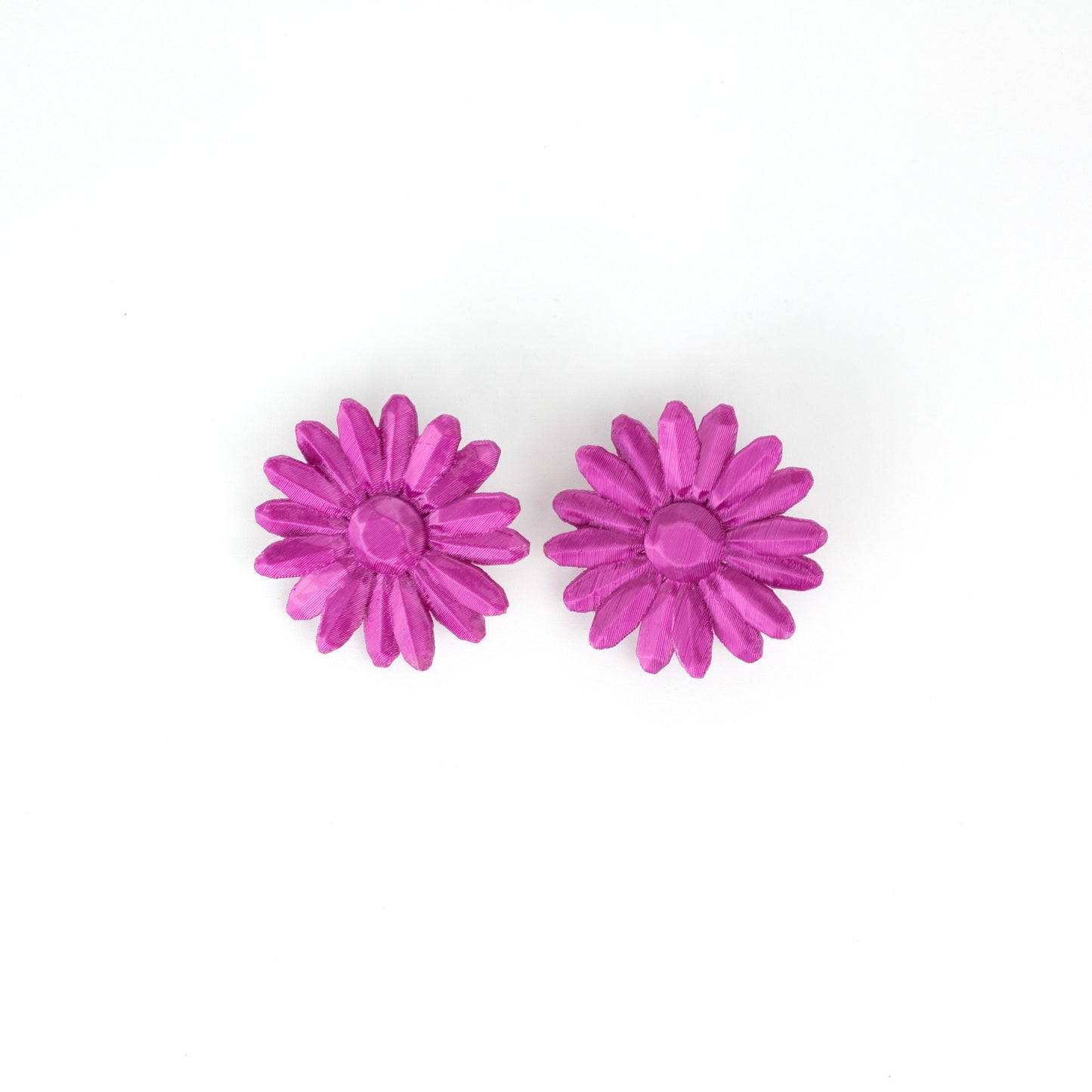 Marga stud earrings in cyclamen. Small and elegant.
