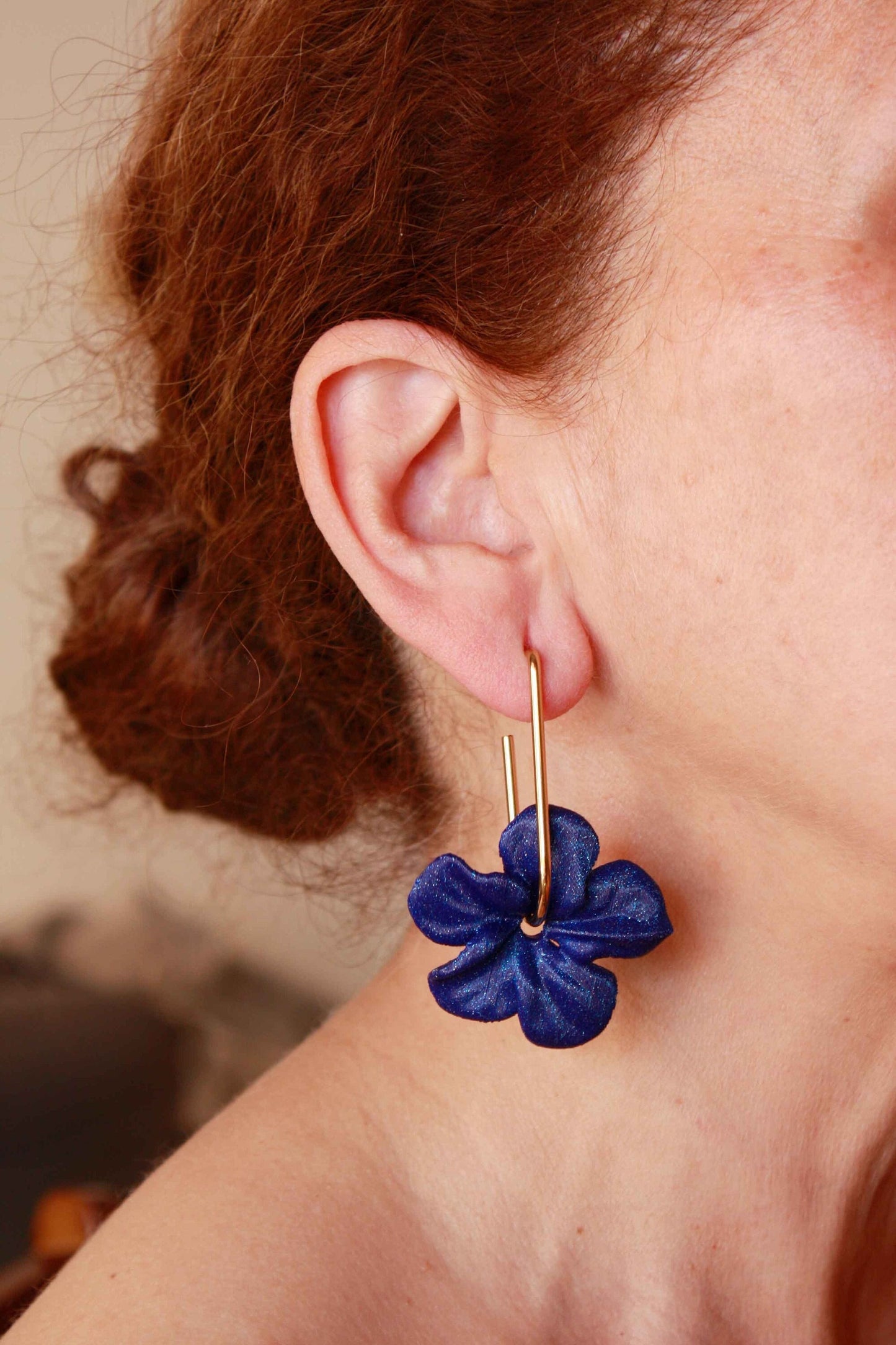Pendientes Trionum Azul Ultramar con forma de flor de hibisco, impresos en 3D, muy favorecedores.
