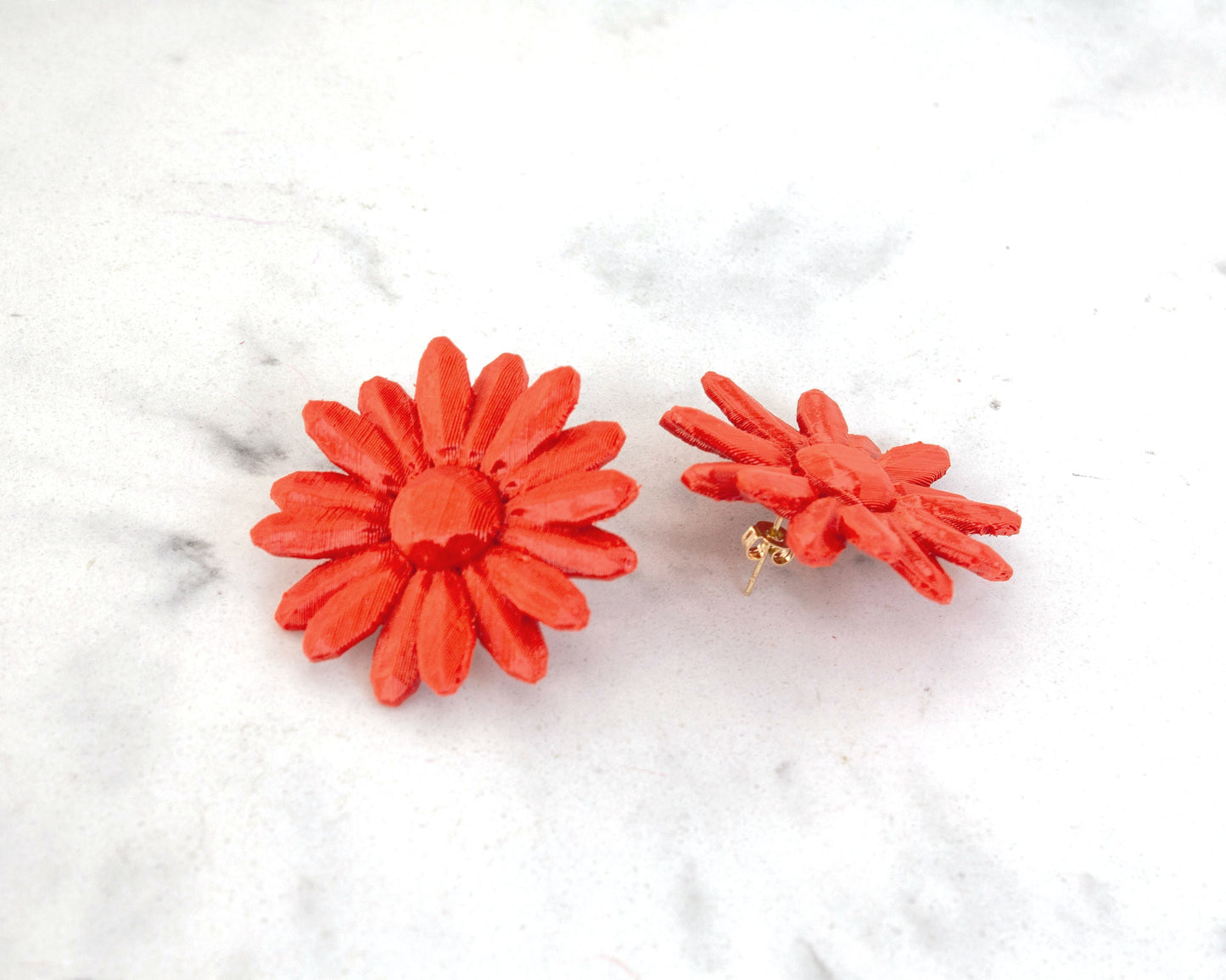 Pendientes de botón Marga. En color Rojo coral, los más pequeños de la colección.