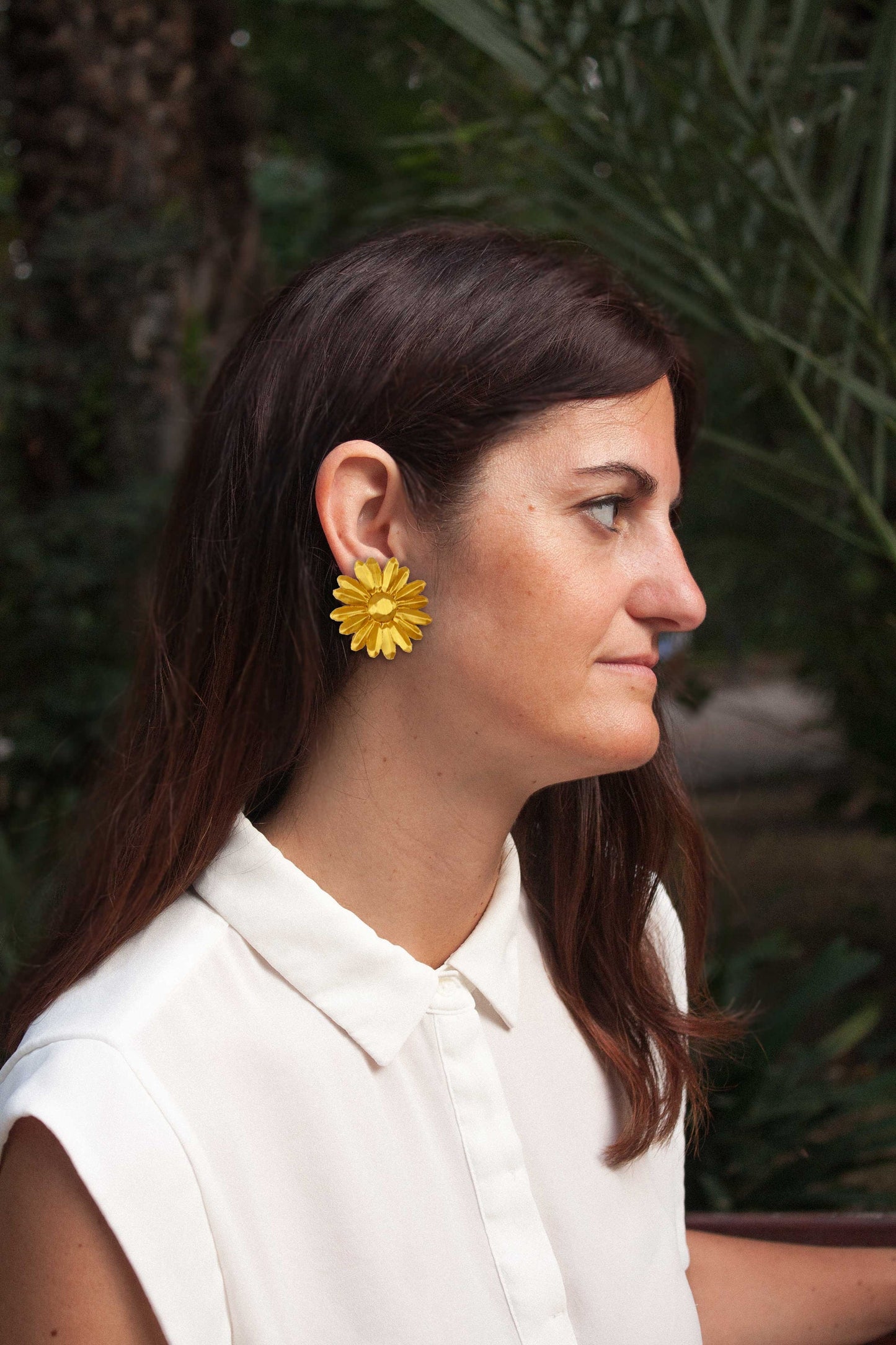 Marga stud earrings. In gold, they sit right next to your ear.