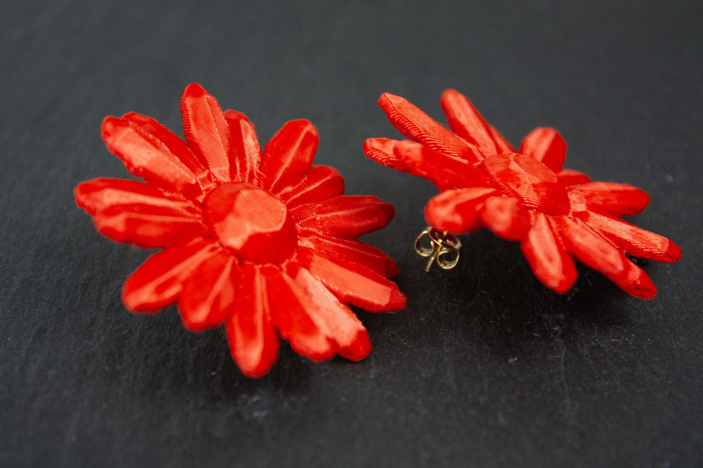 Pendientes de botón Marga. En color Rojo coral, los más pequeños de la colección.