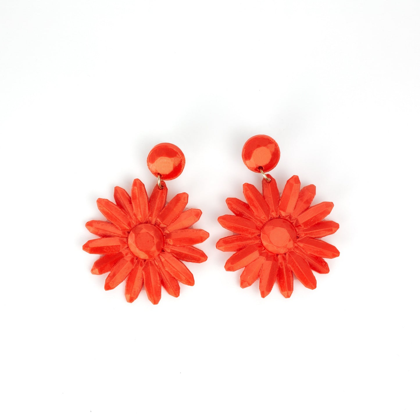 Sevilha earrings, from the Marguerite collection, in Coral Red for your summer days.