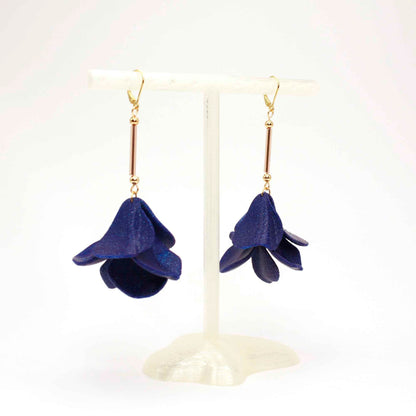 Pendientes modelo Malvace color Azul Ultramar. Impresos en 3D en PLA efecto glitter.