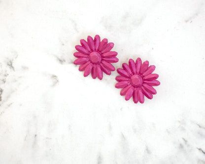 Marga stud earrings in cyclamen. Small and elegant.