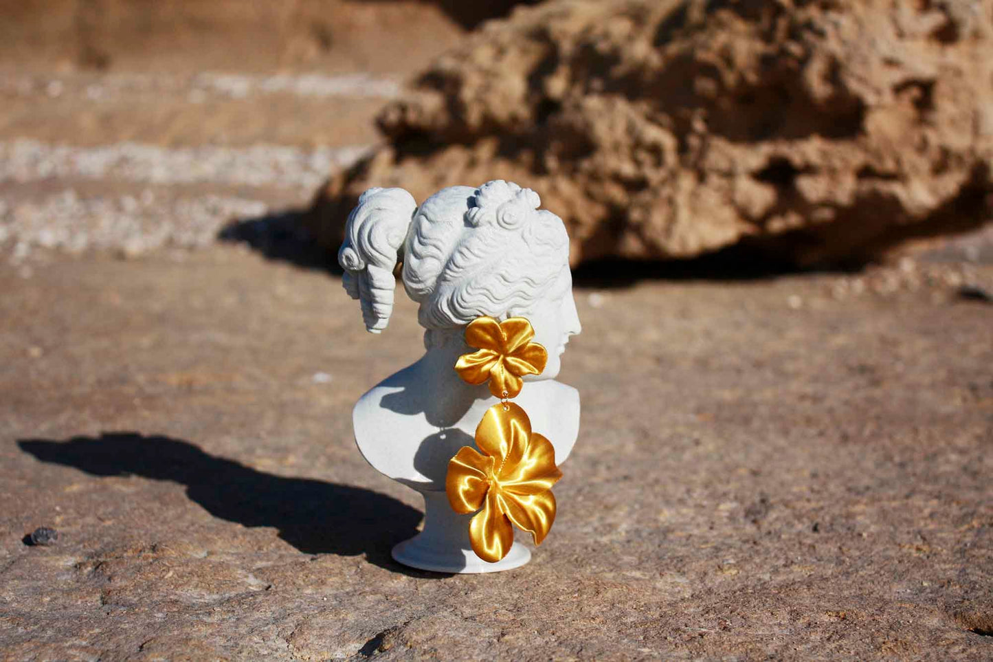 Pendientes Gran Hibis. Elegantes Pendientes largos impresos en 3D de color dorado, con forma de Flor ligeros como una pluma.