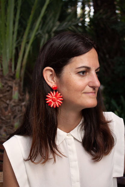 Sevilha earrings, from the Marguerite collection, in Coral Red for your summer days.