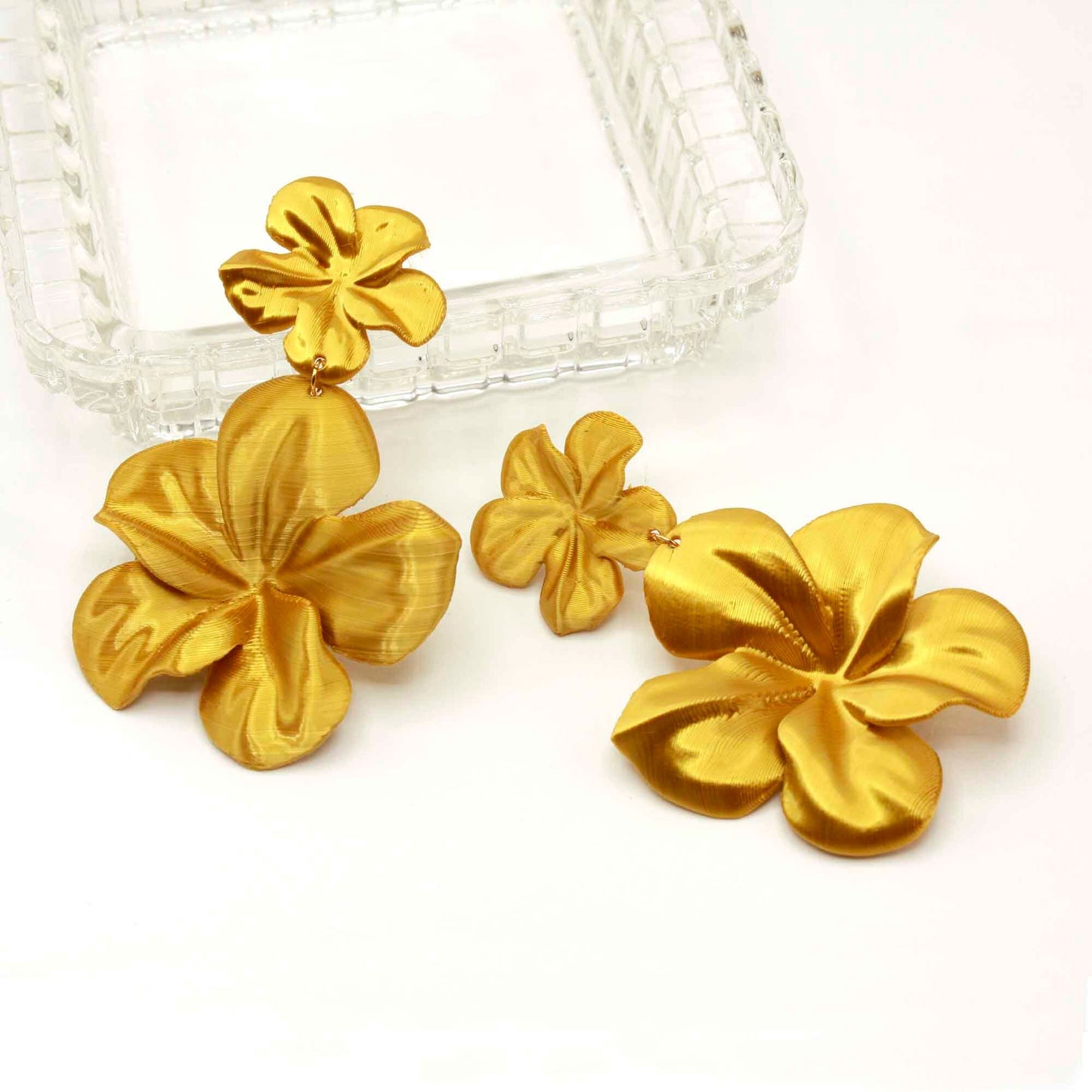 Pendientes Gran Hibis. Elegantes Pendientes largos impresos en 3D de color dorado, con forma de Flor ligeros como una pluma.