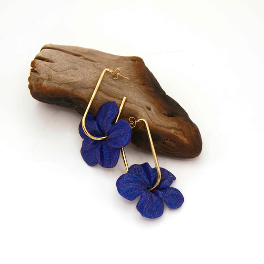 Ultramarine Blue Trionum earrings in the shape of a hibiscus flower, printed in 3D, very flattering.