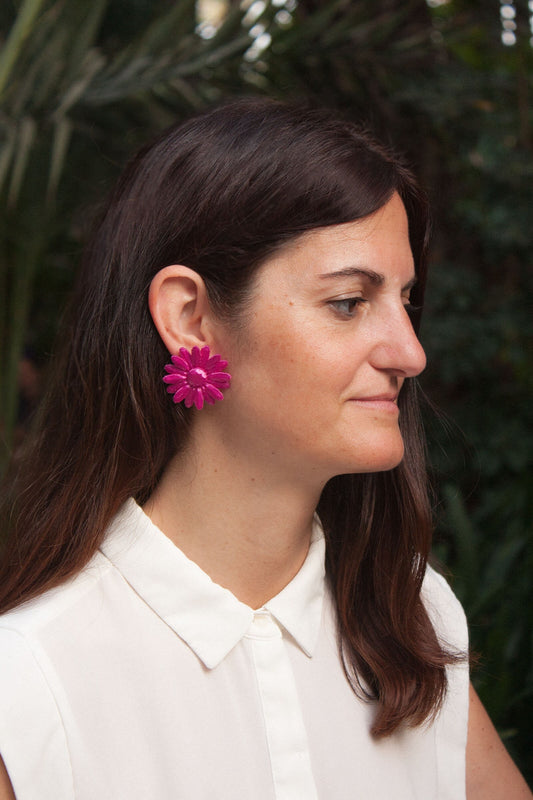 Marga stud earrings in cyclamen. Small and elegant.