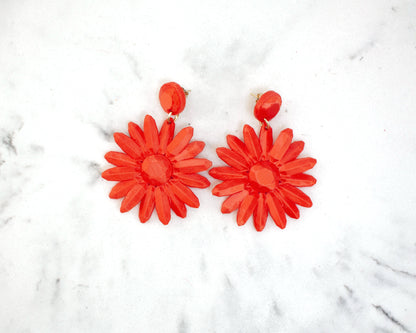 Sevilha earrings, from the Marguerite collection, in Coral Red for your summer days.