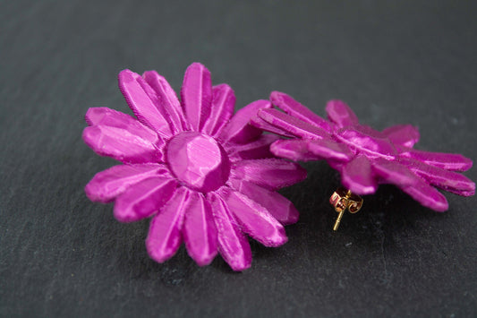 Marga stud earrings in cyclamen. Small and elegant.